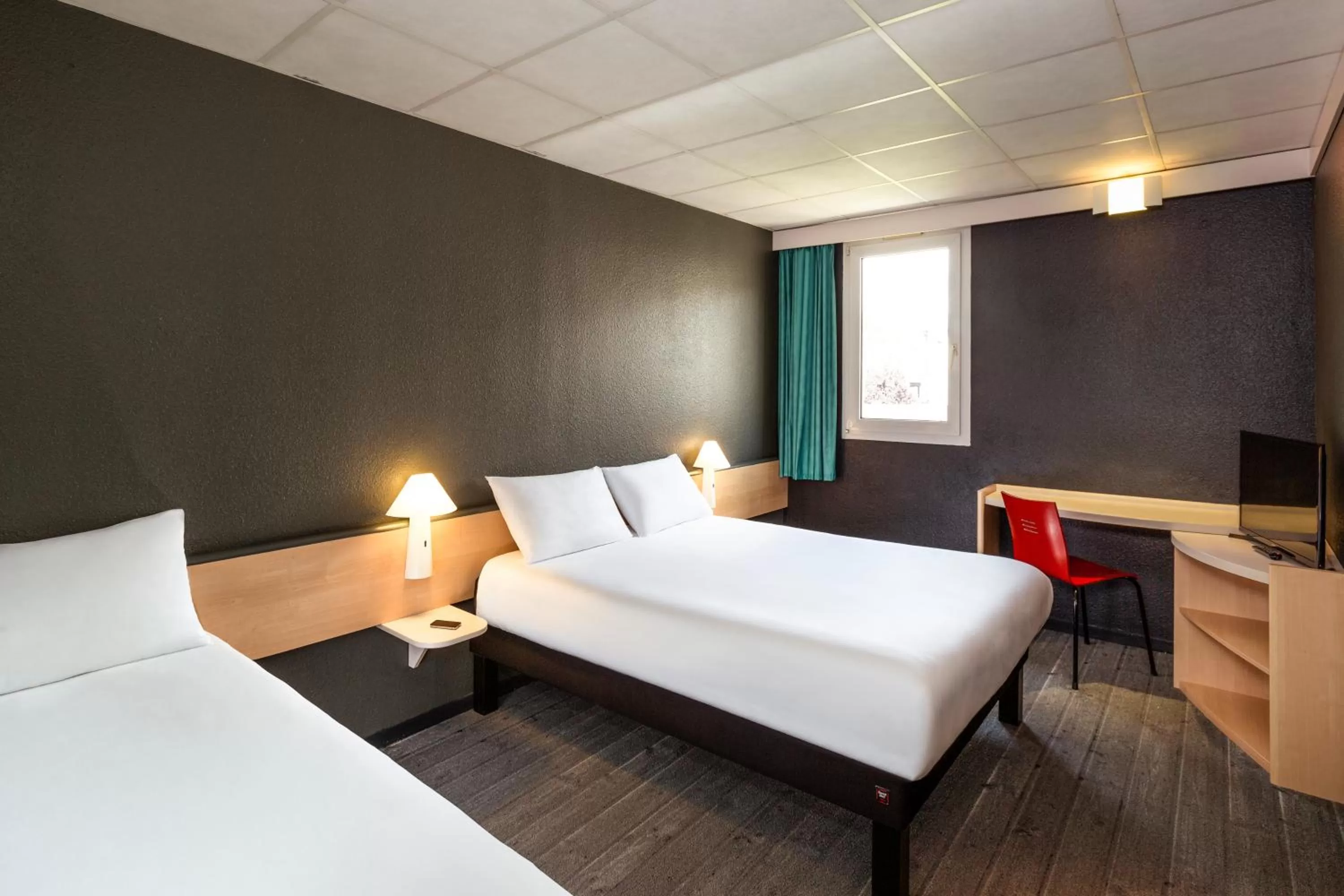 Photo of the whole room, Bed in ibis Lannion