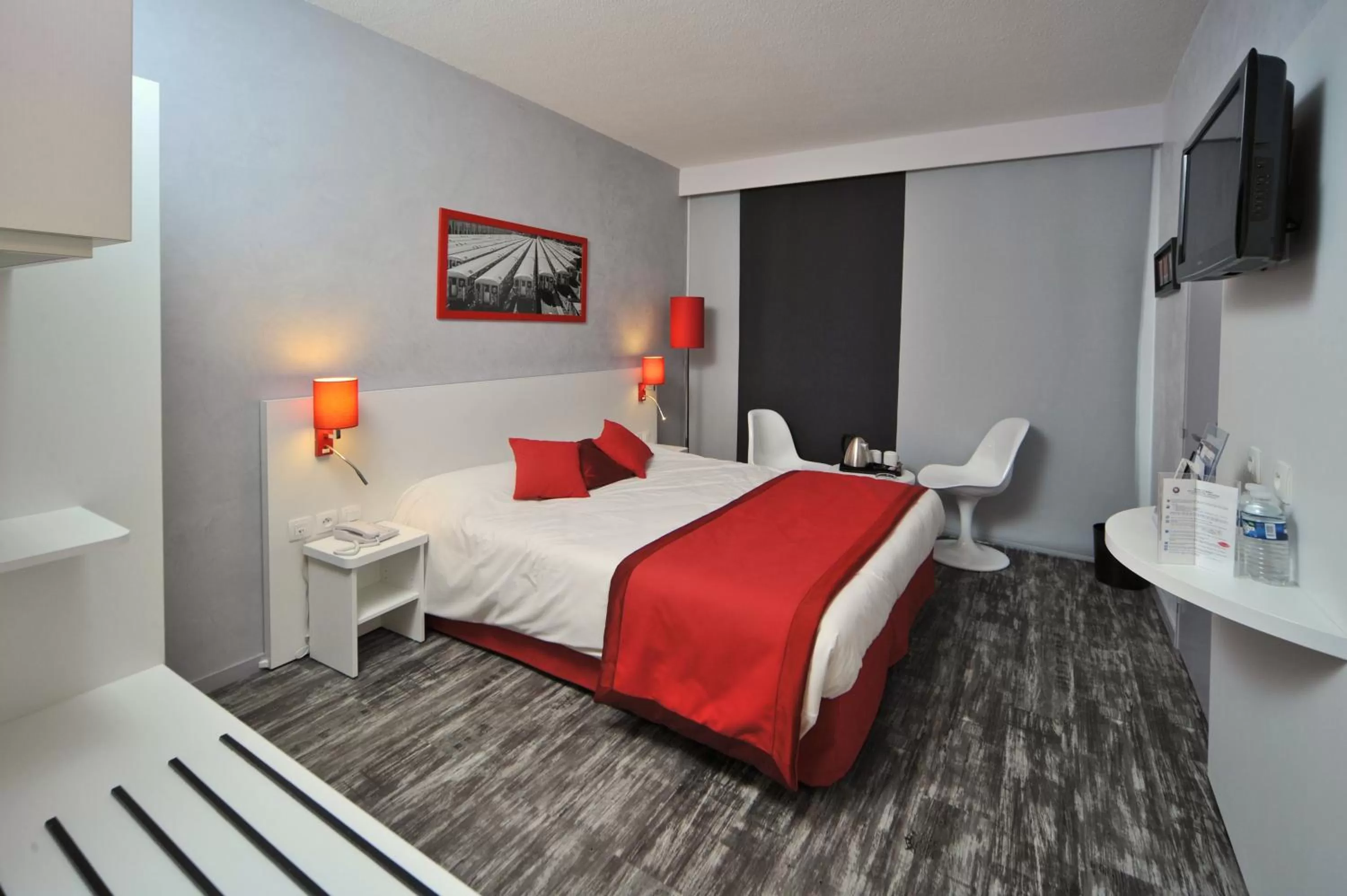 Photo of the whole room, Bed in Hôtel The Originals City Le Berry - proche centre-ville - Gare - parking - recharge véhicule