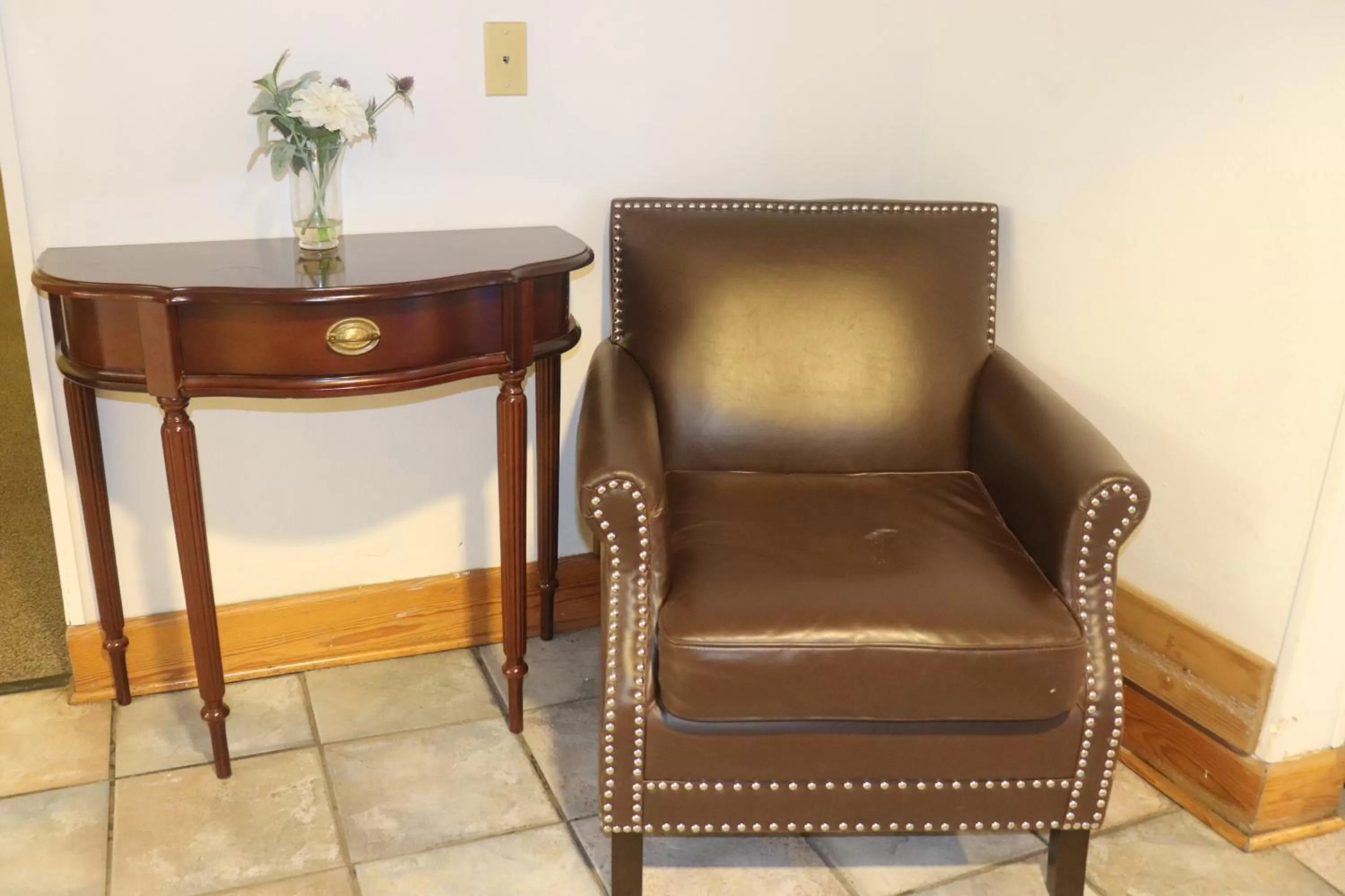 Seating area in Howard Johnson by Wyndham Tifton GA I-75