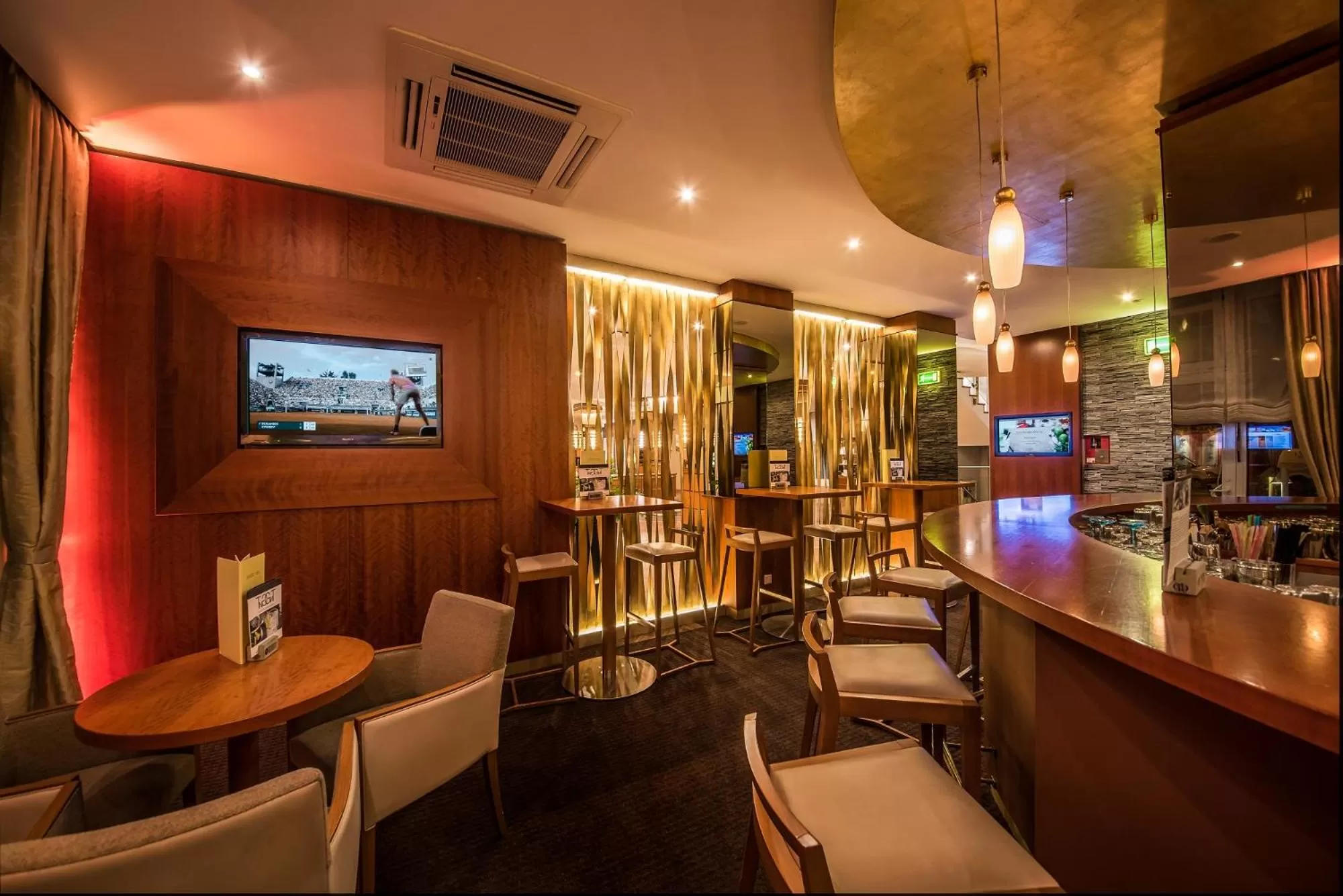 Lounge or bar in Best Western Plus Delta Park Hotel