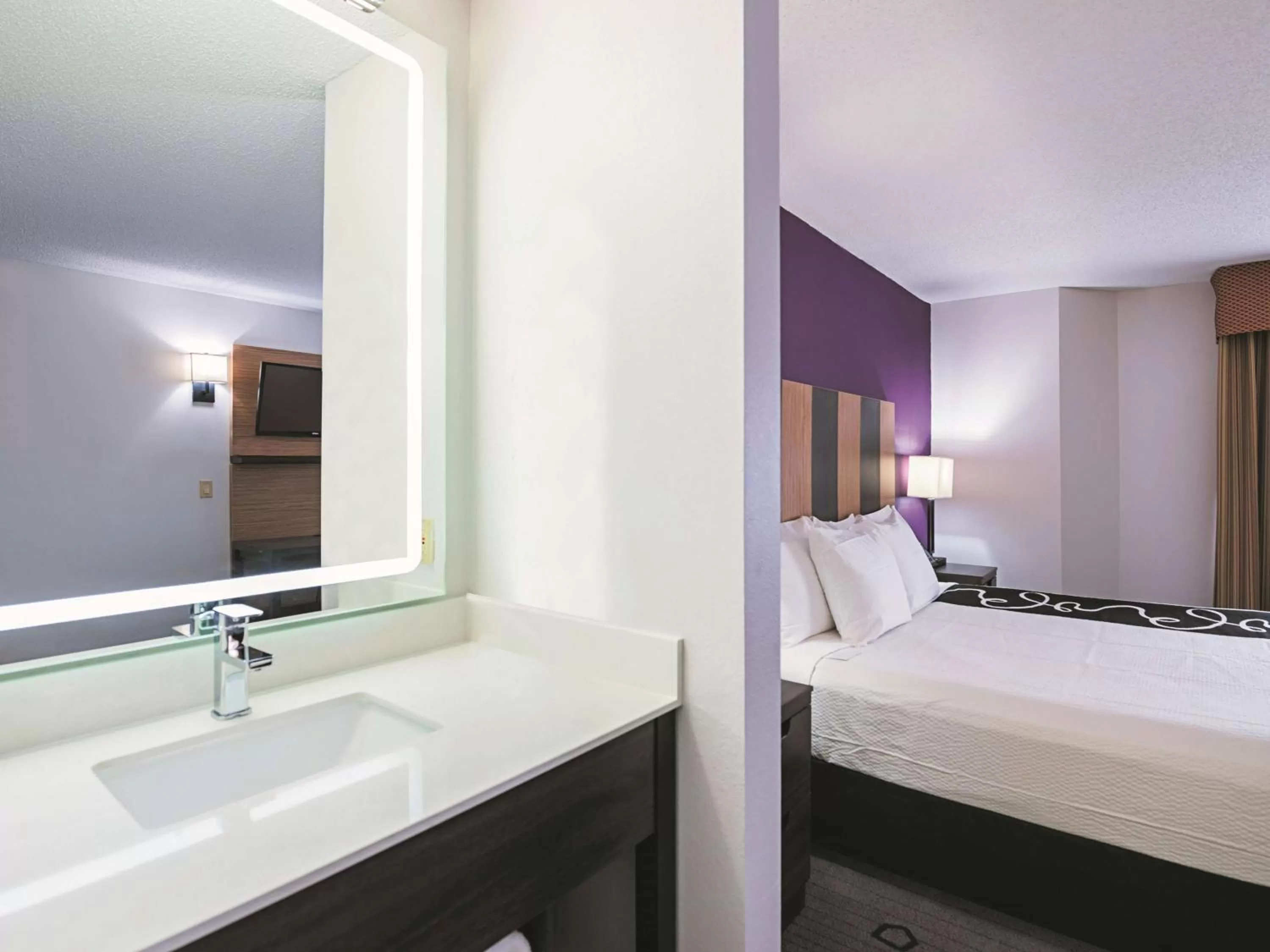 Photo of the whole room, Bed in La Quinta by Wyndham Minneapolis Northwest