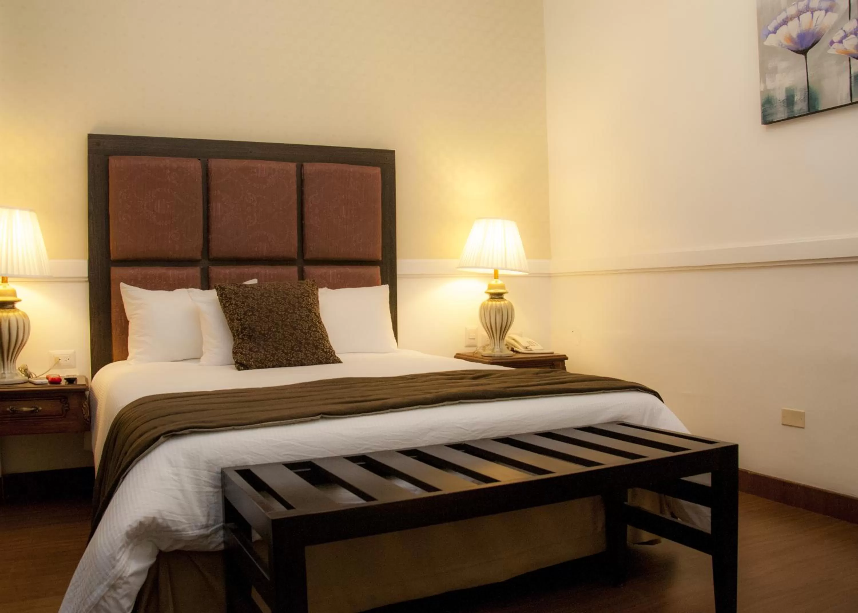 Photo of the whole room, Bed in Presidente Boutique