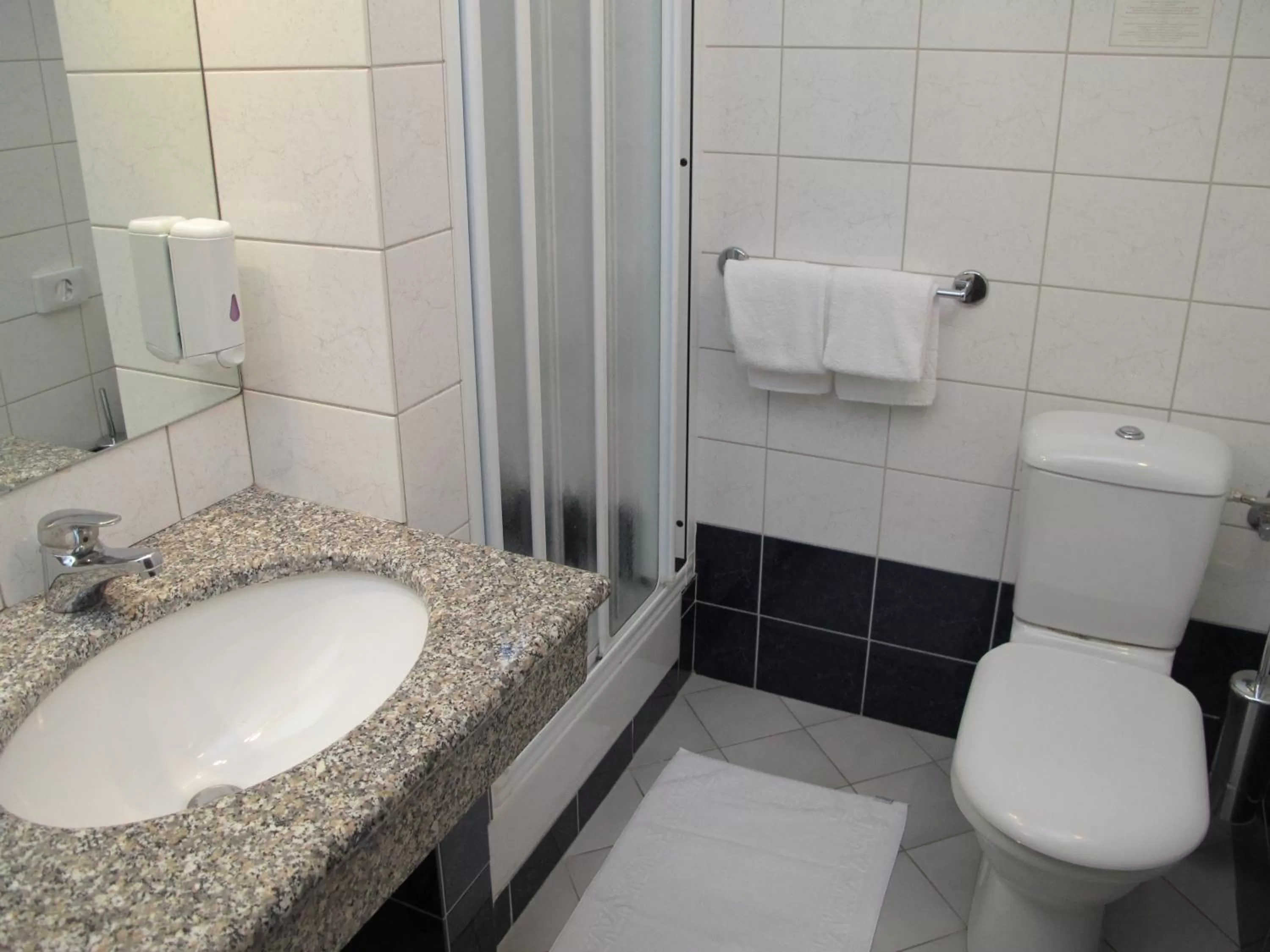 Shower in Belvedere Resort Hotels