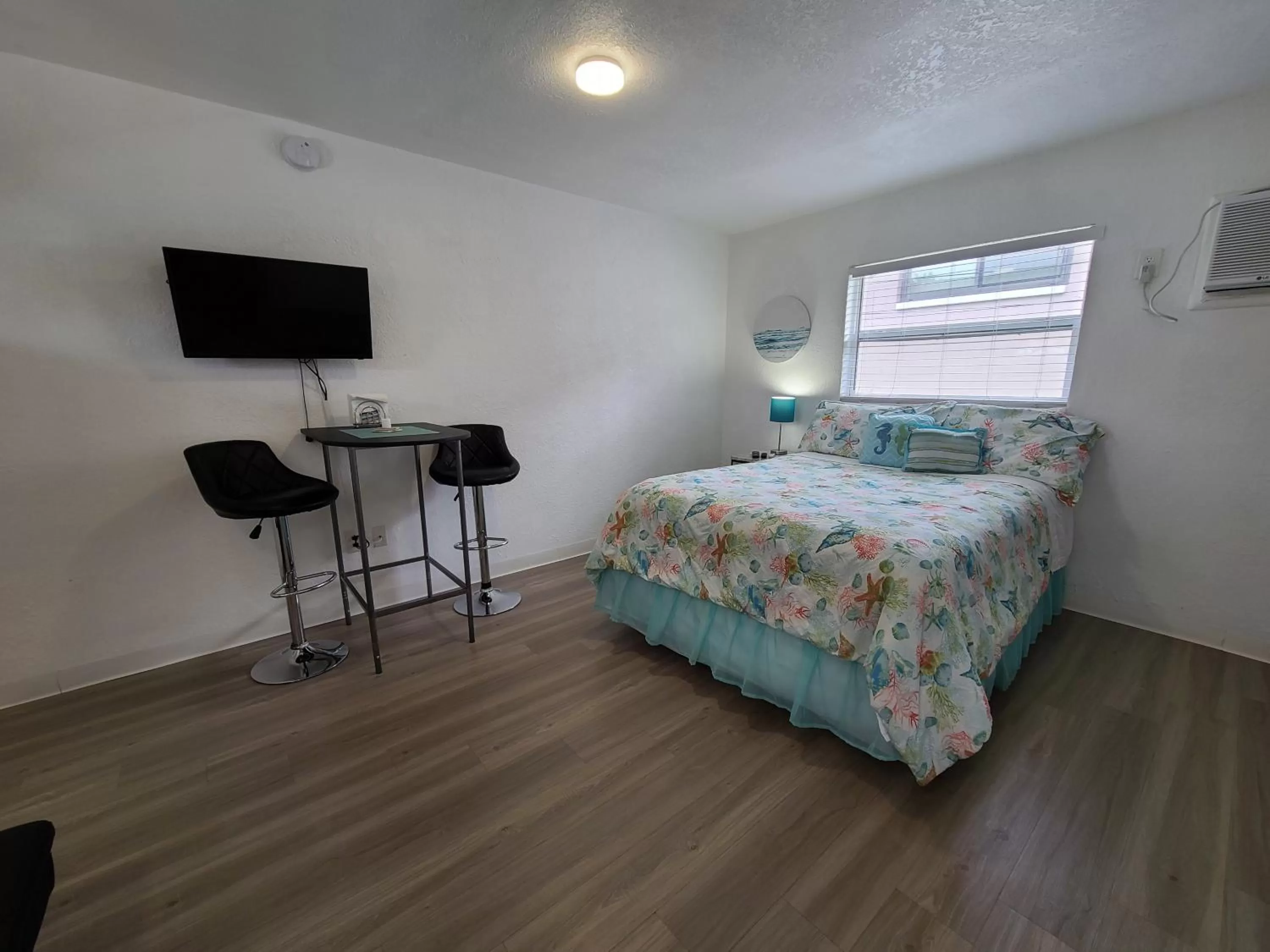 Bed in Sun Island Motel