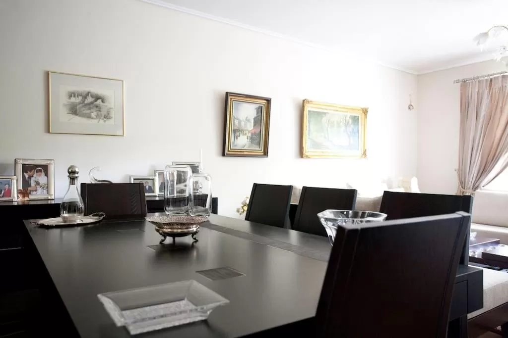 Communal lounge/ TV room in Veggie Garden Athens B&B