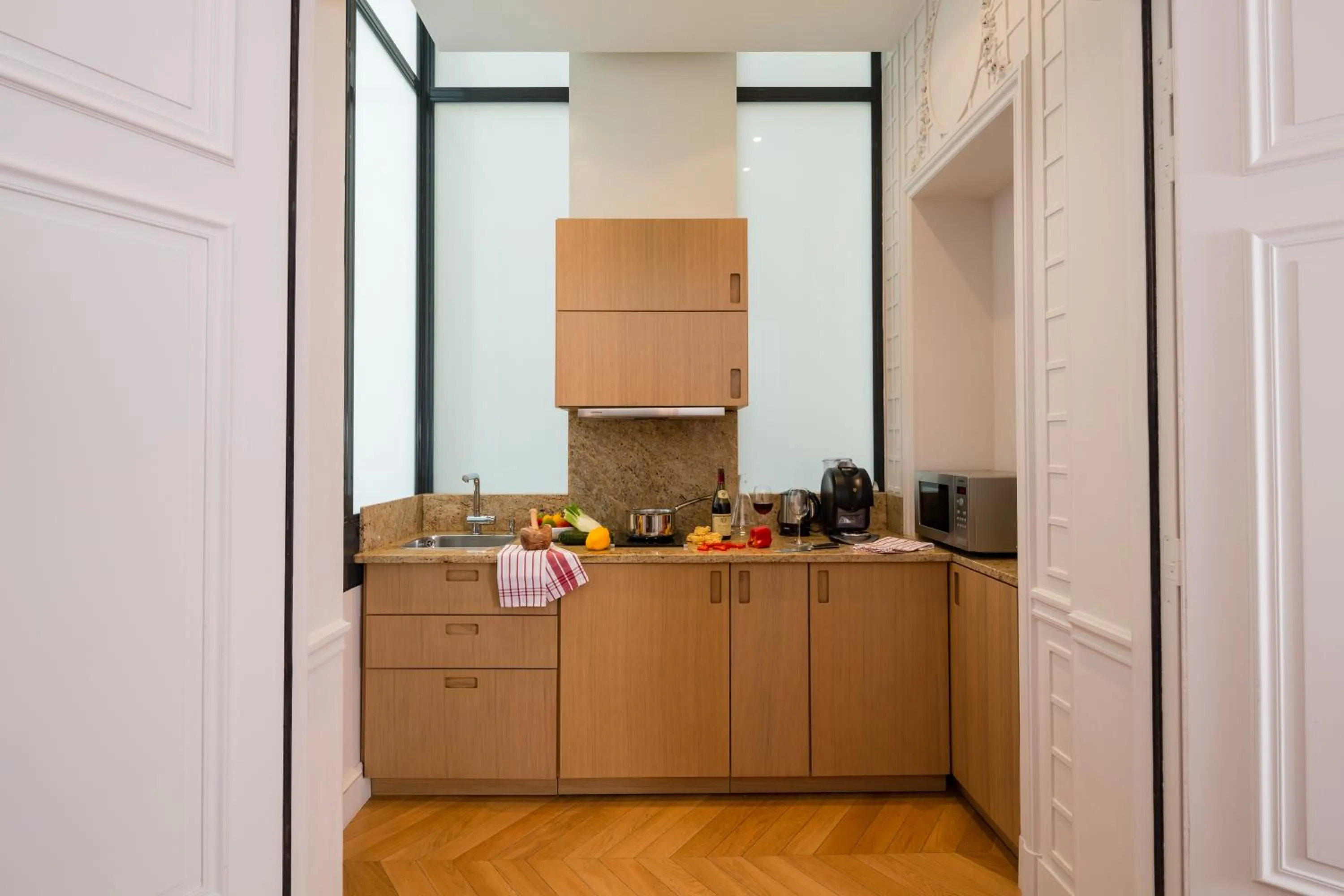 Kitchen or kitchenette in Majestic Hotel Spa - Champs Elysées