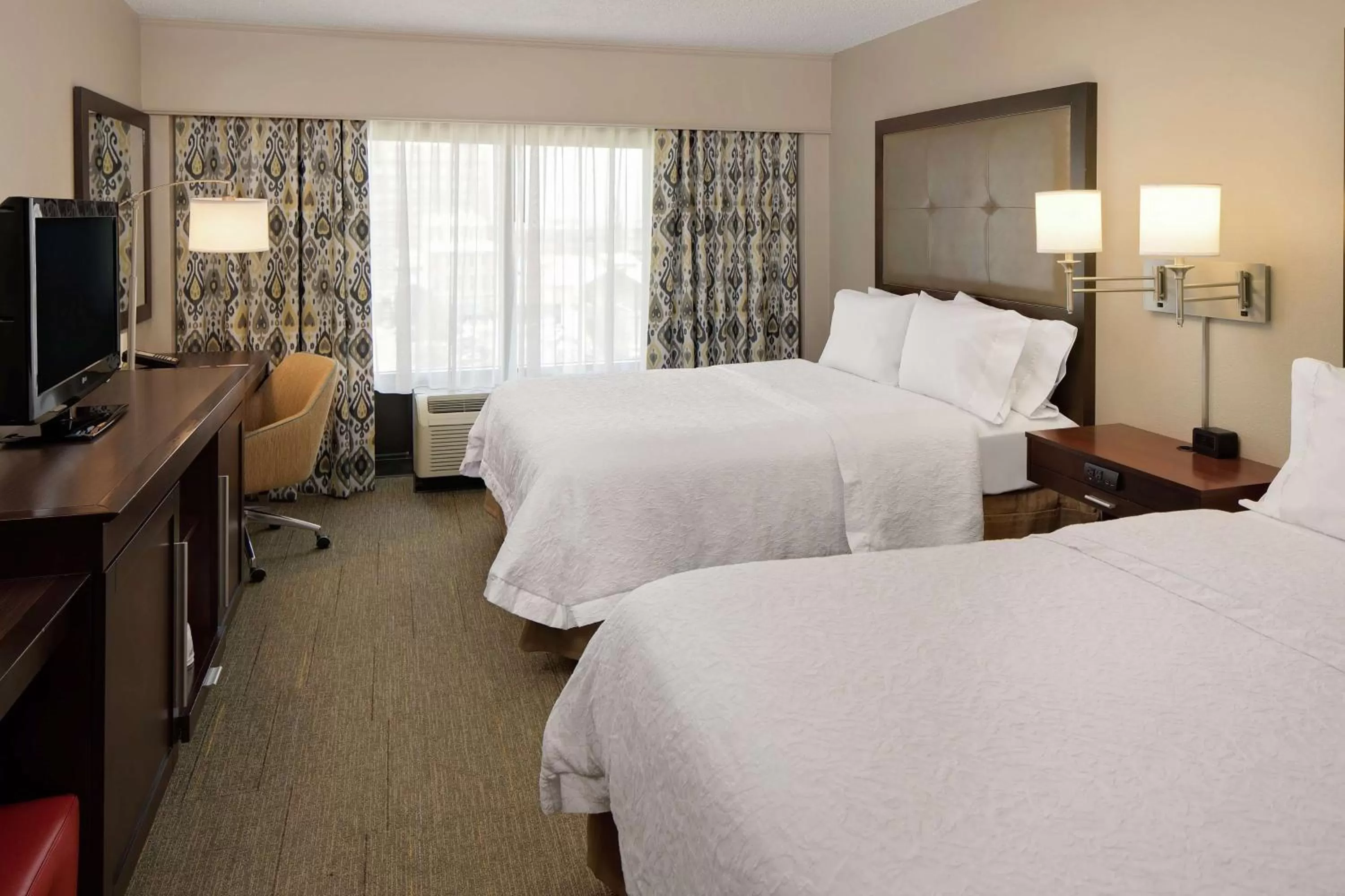 Bed in Hampton Inn Louisville Downtown