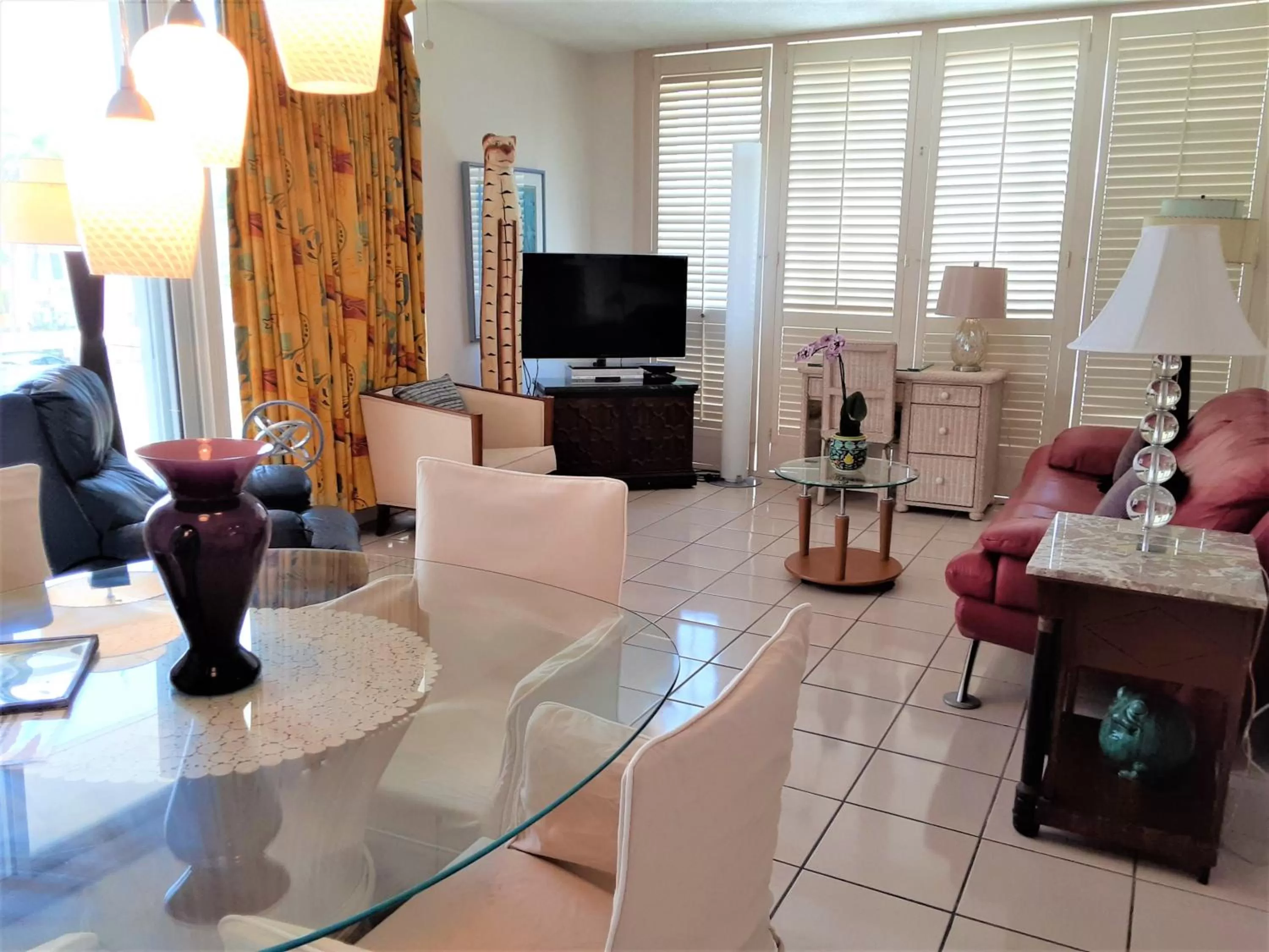 Communal lounge/ TV room in Manhattan Tower Apartment Hotel