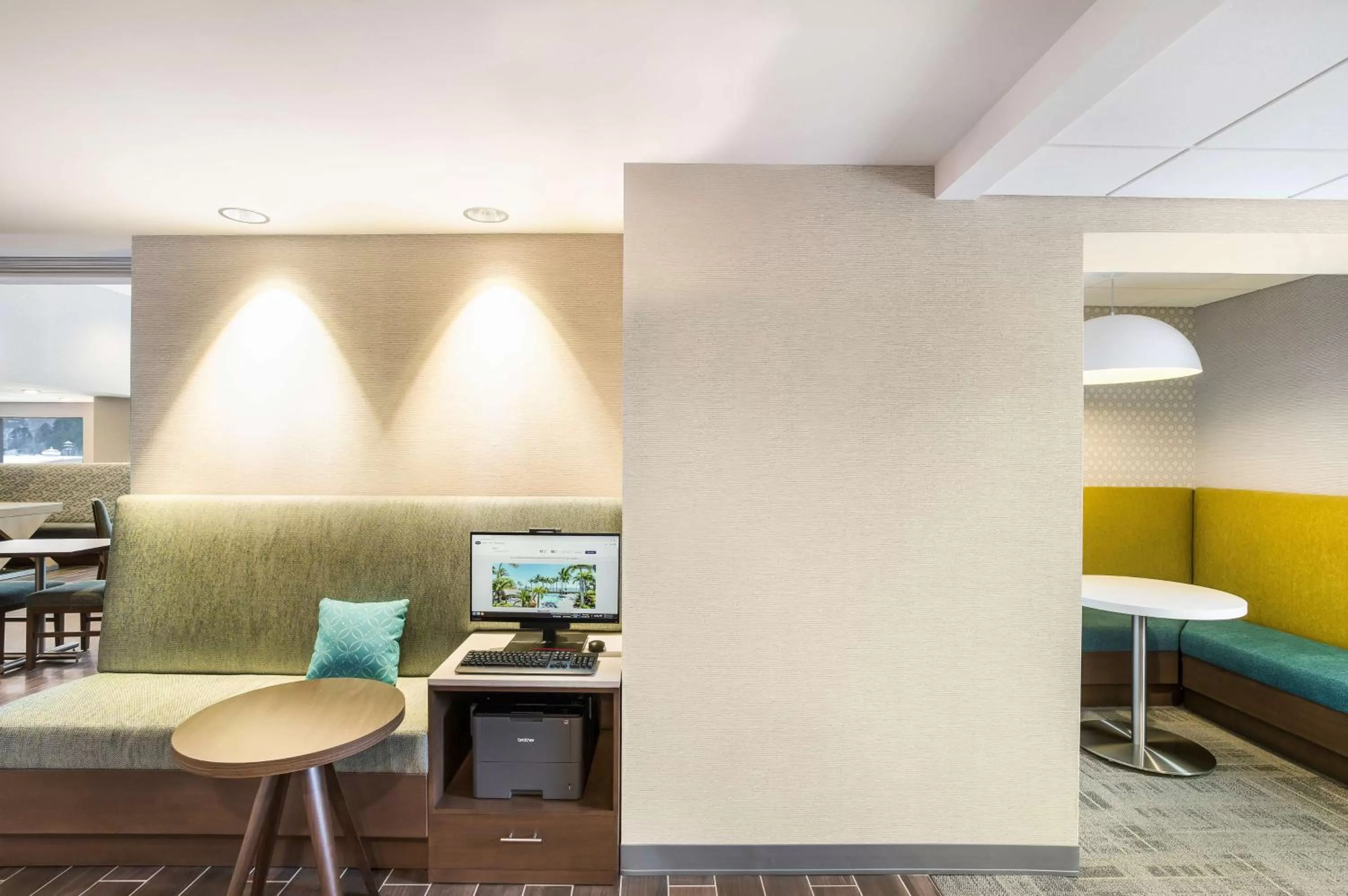 Business facilities, Bed in Hampton Inn & Suites Houghton