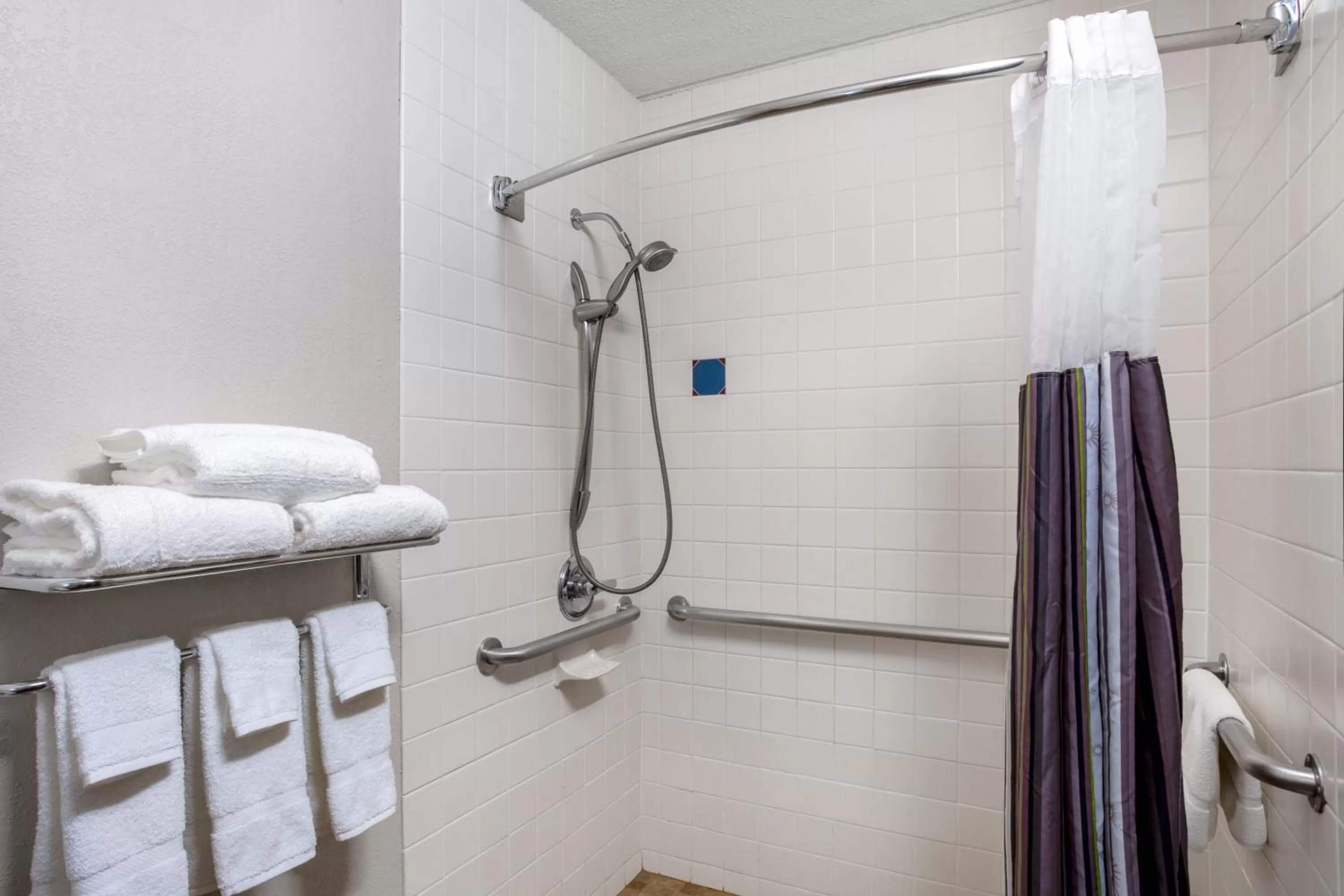 Bathroom in La Quinta Inn by Wyndham Binghamton - Johnson City