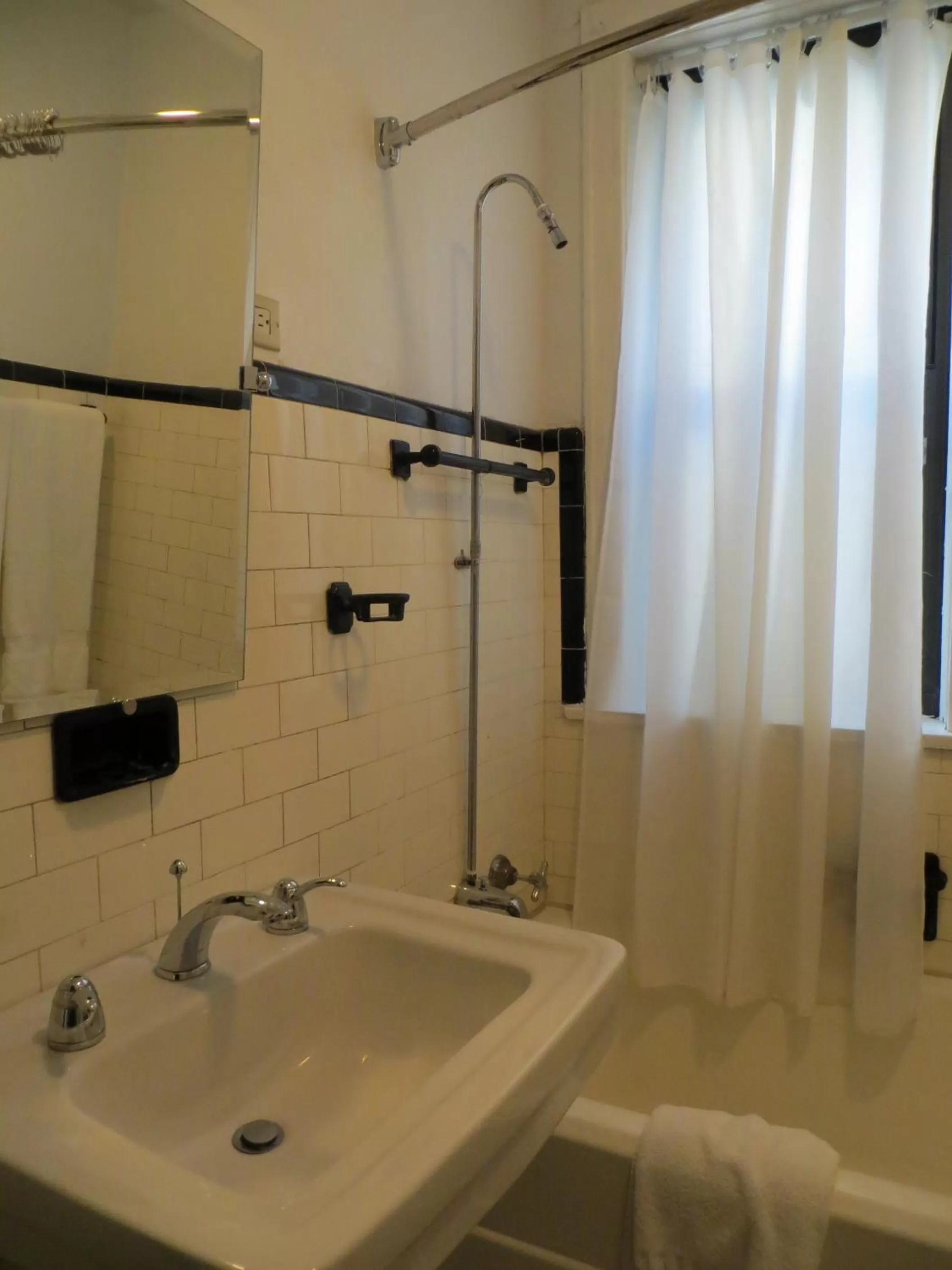 Shower in The Polo Inn Bridgeport U.S.A.