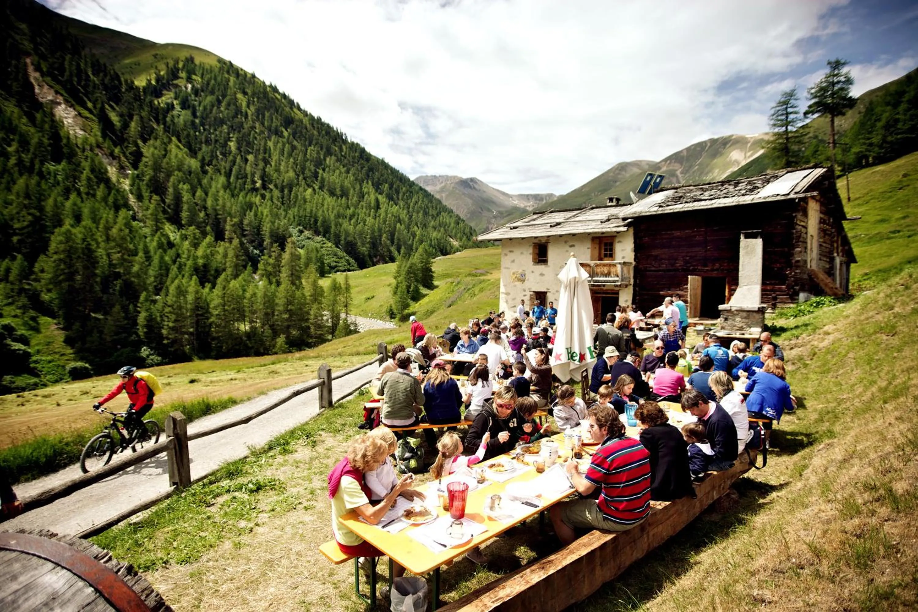 People in Bivio Hotel Plaza