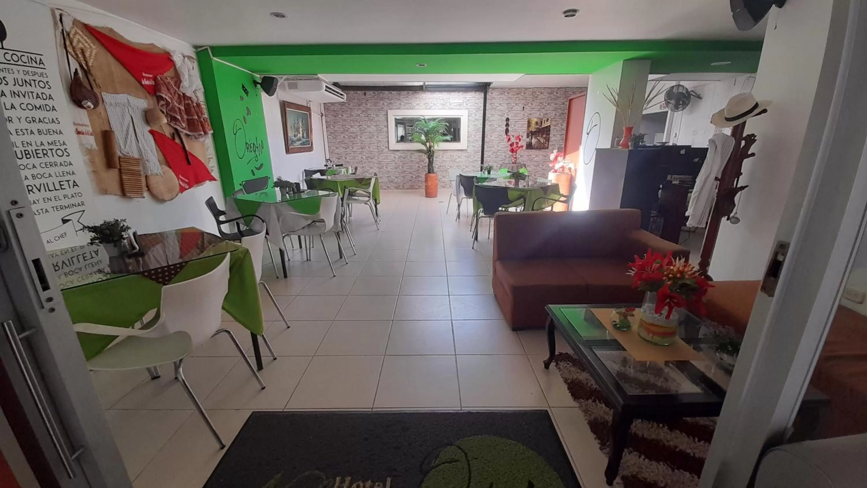 Restaurant/Places to Eat in Hotel Santorini Neiva