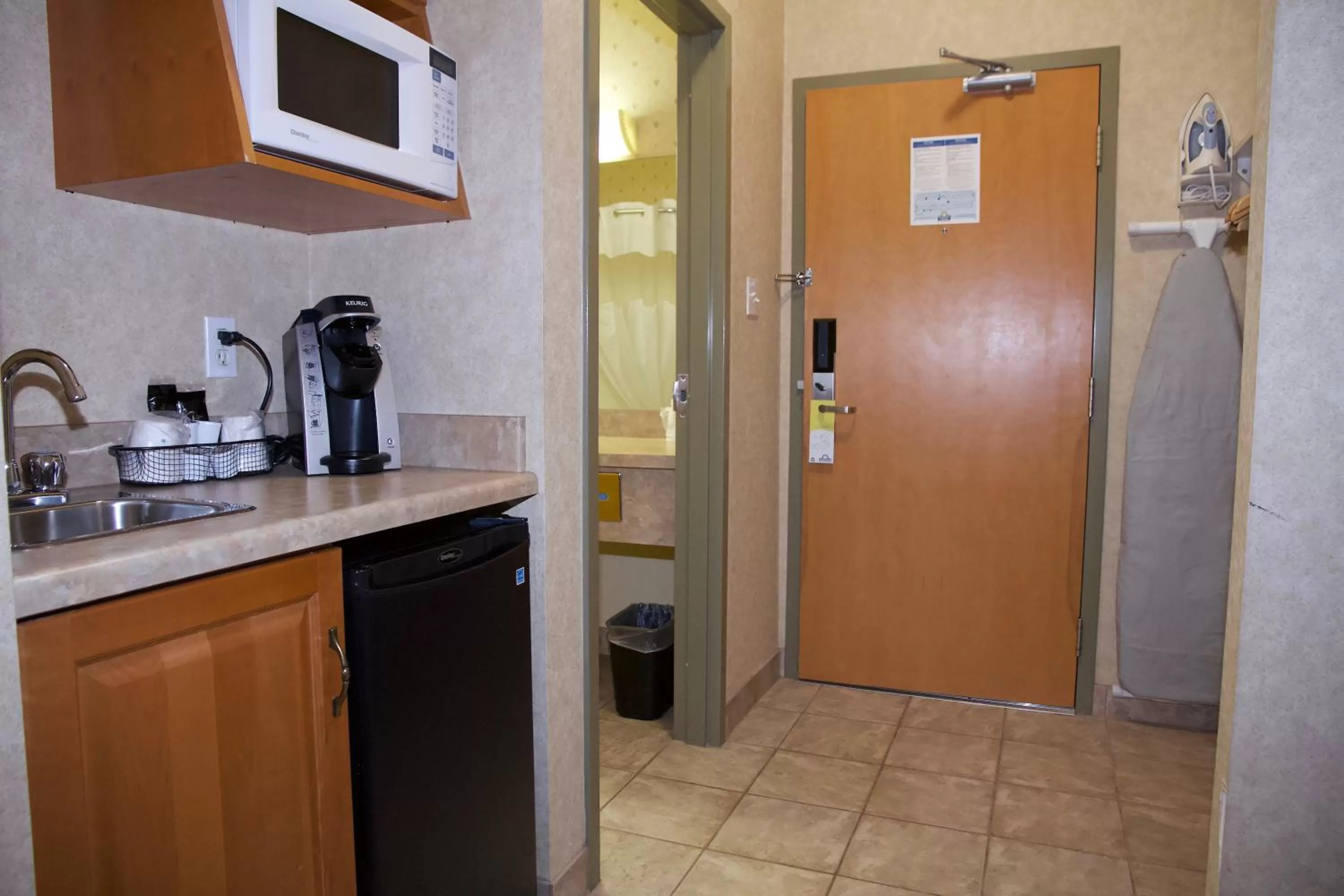 Kitchen or kitchenette in Days Inn & Suites by Wyndham Brooks
