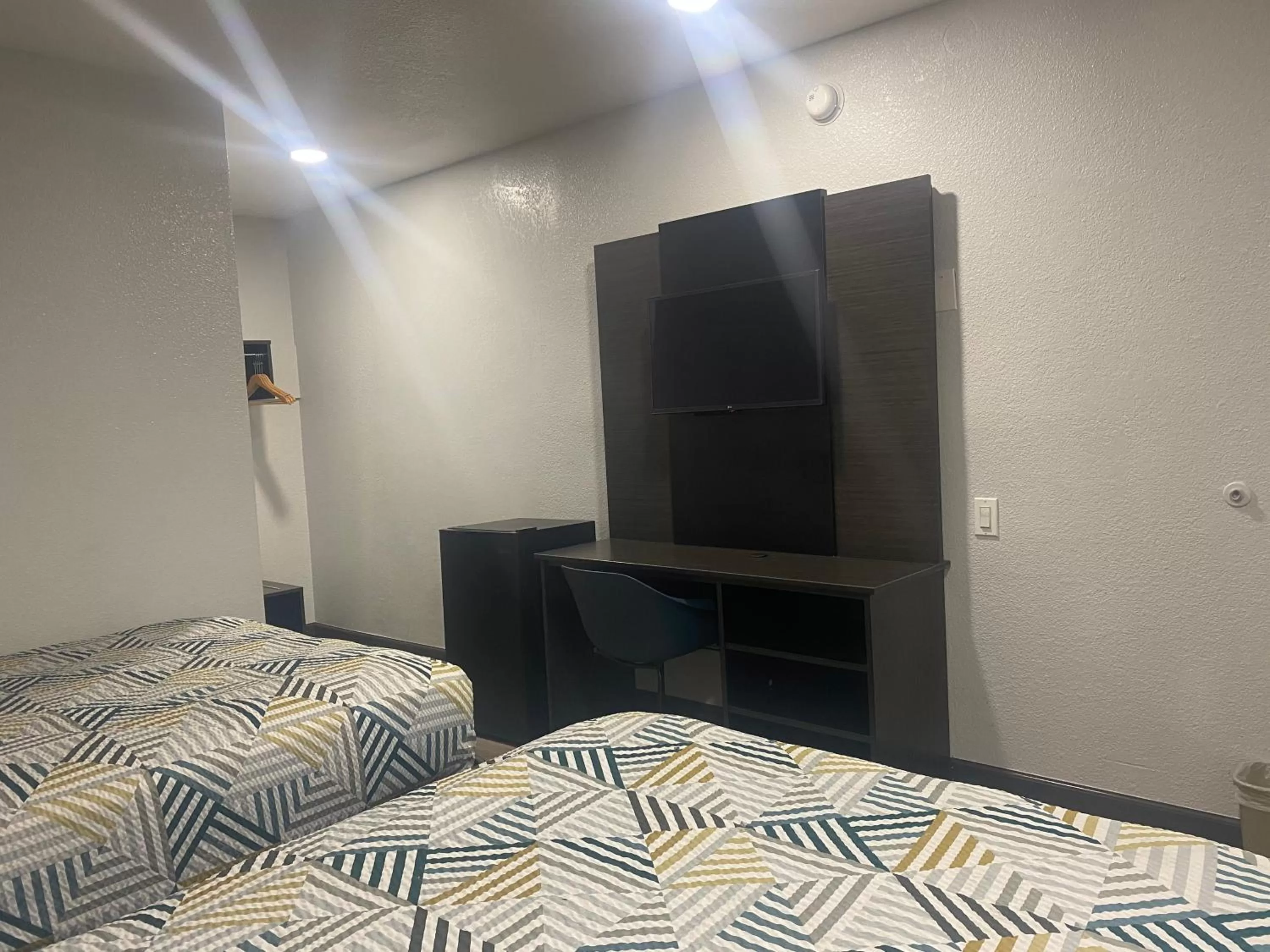Communal lounge/ TV room, Bed in Motel 6-San Bernardino, CA - South