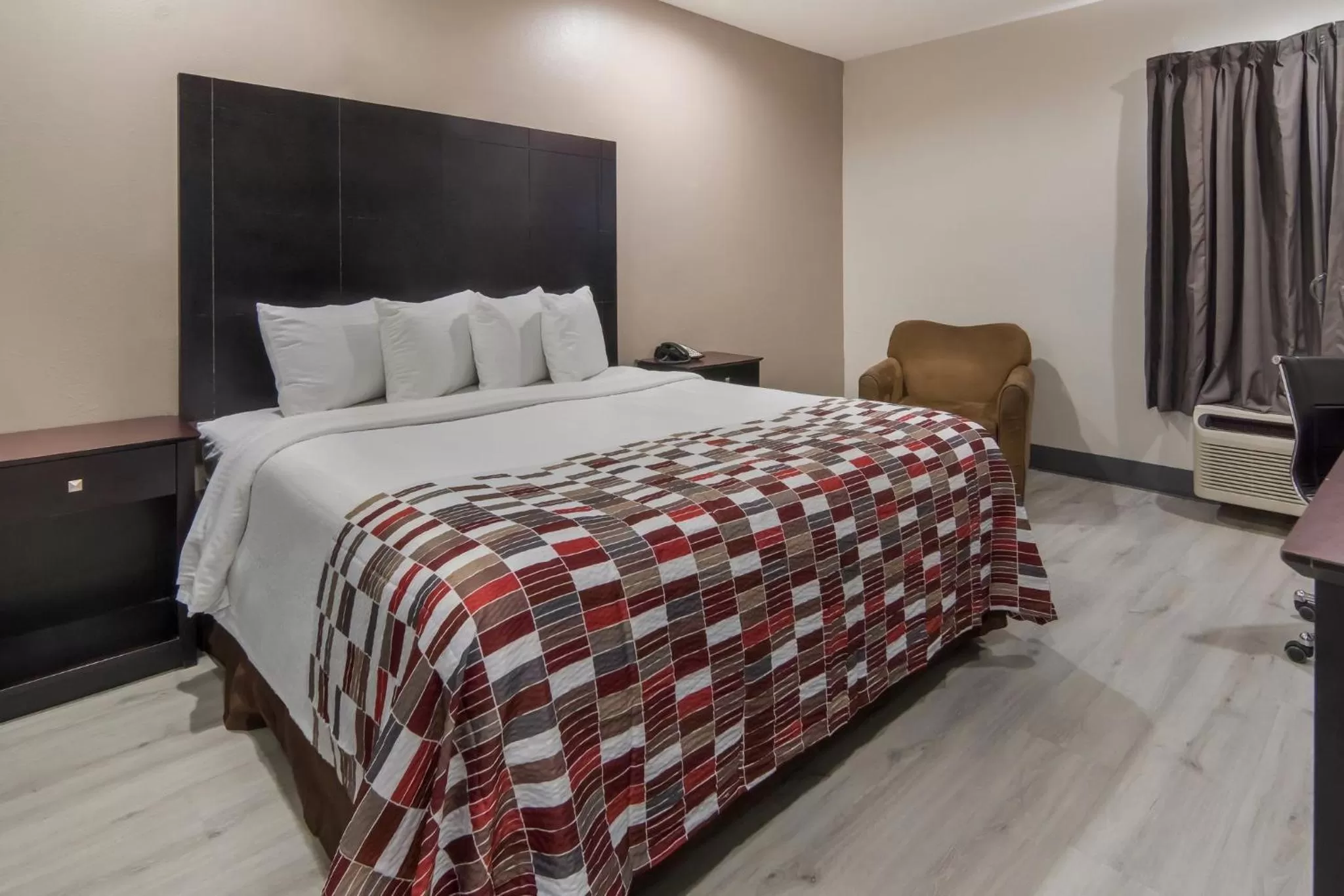 Photo of the whole room, Bed in Red Roof Inn Terrell