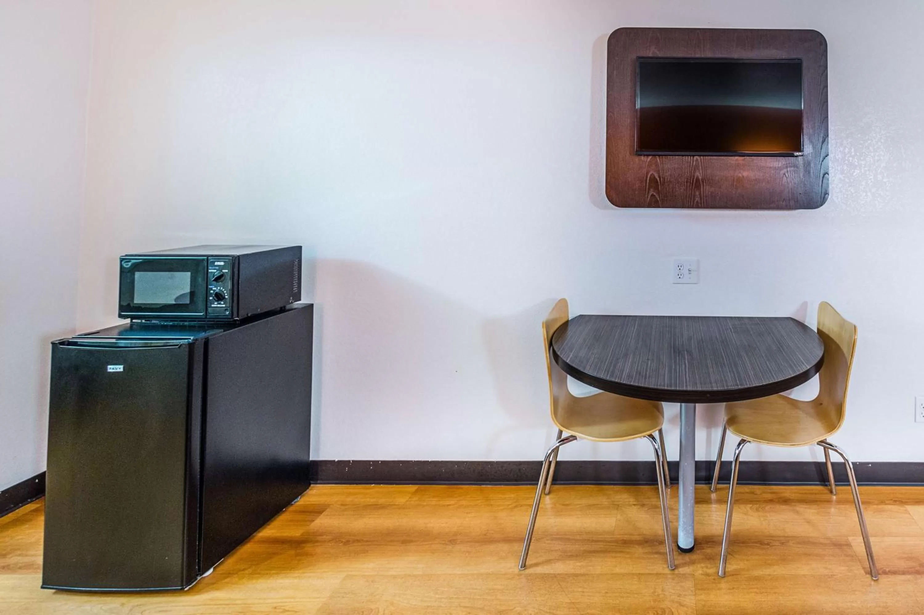 TV and multimedia in Motel 6-Waxahachie, TX