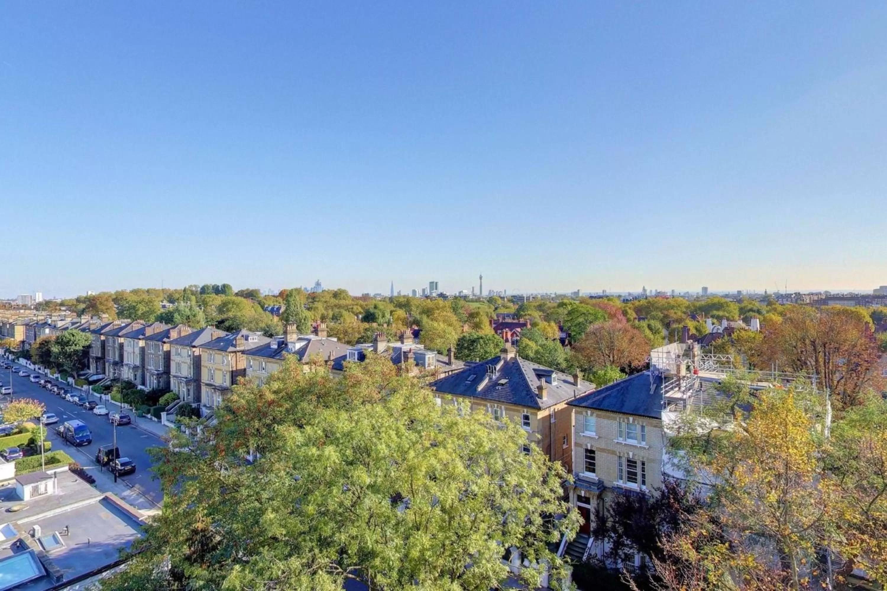 Photo of the whole room in London Marriott Hotel Regents Park