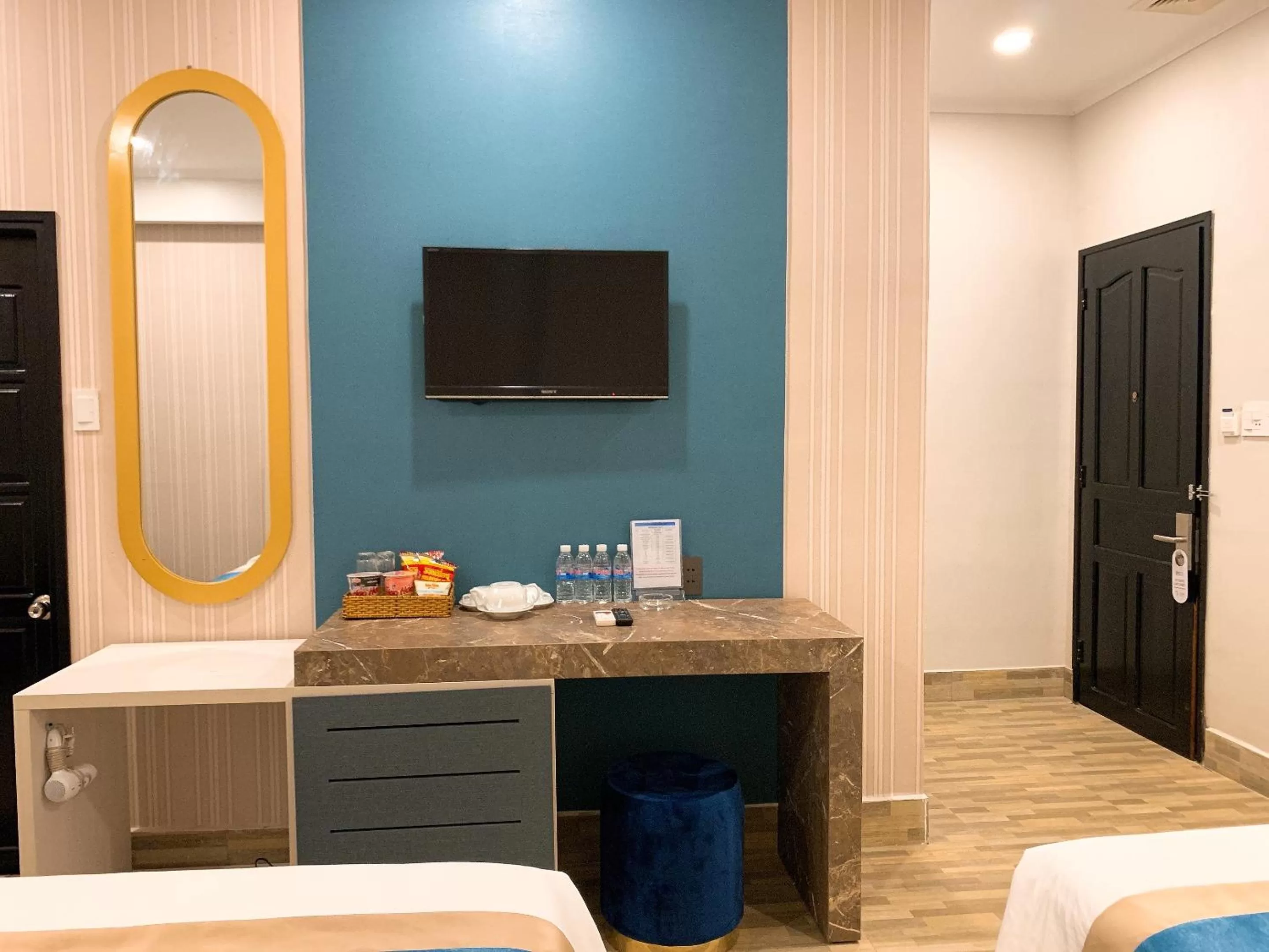 Communal lounge/ TV room, TV/Entertainment Center in LION HOTEL