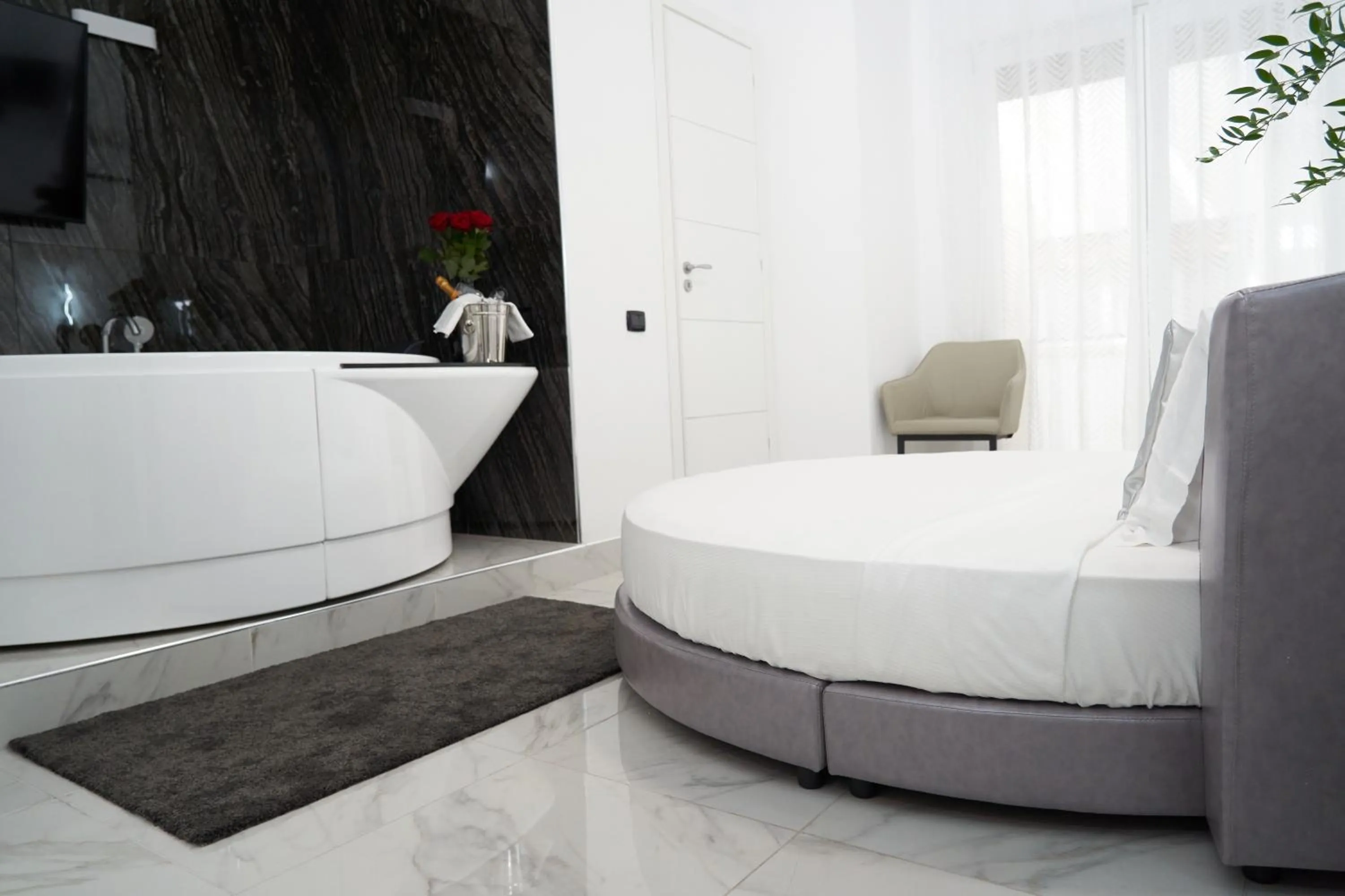 Hot Tub in Gregorio VII Luxury Suites San Damaso