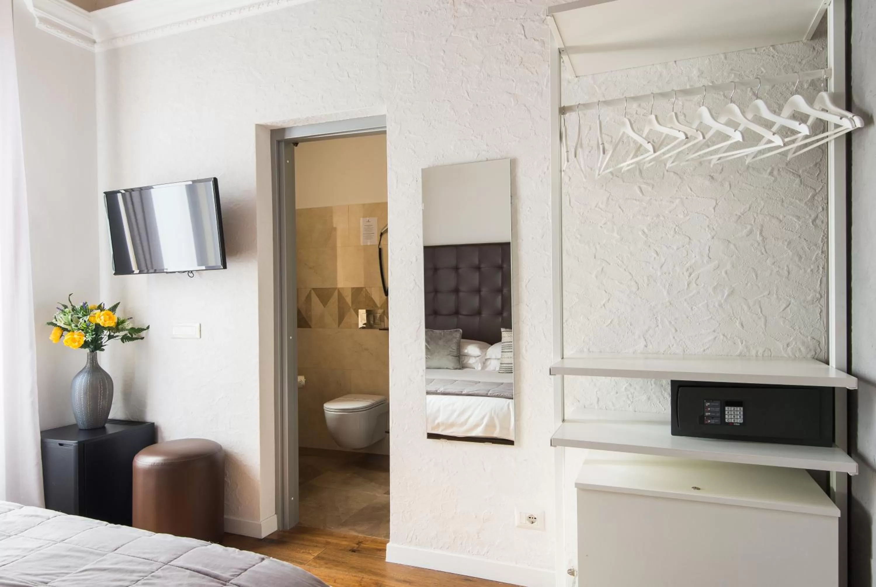 Communal lounge/ TV room, Bed in New Design St.Peter