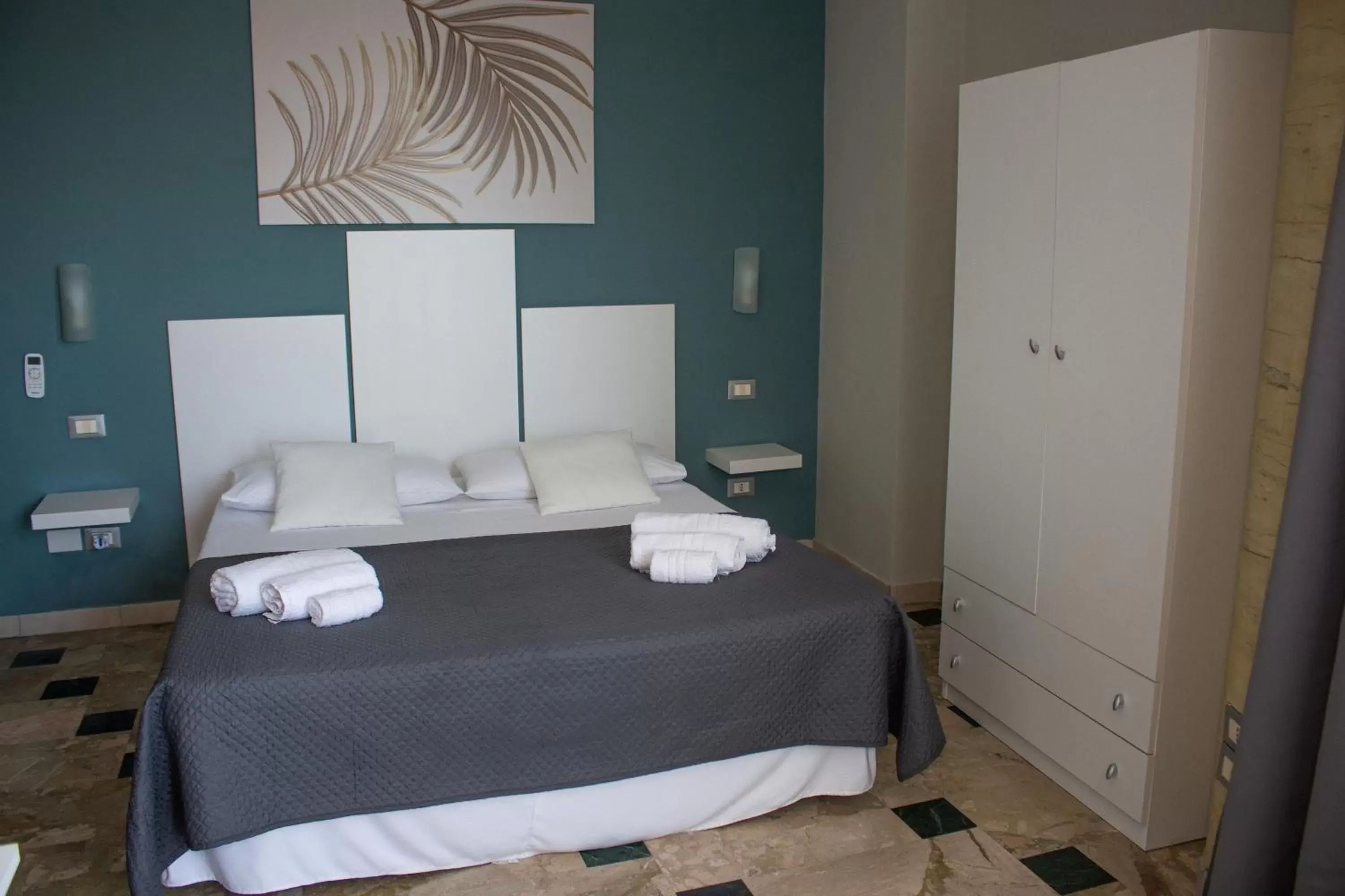 Deluxe Double Room with Balcony and Sea View in Mirage Mer B&B Deluxe Double Room with Balcony and Sea View in Mirage Mer B&B