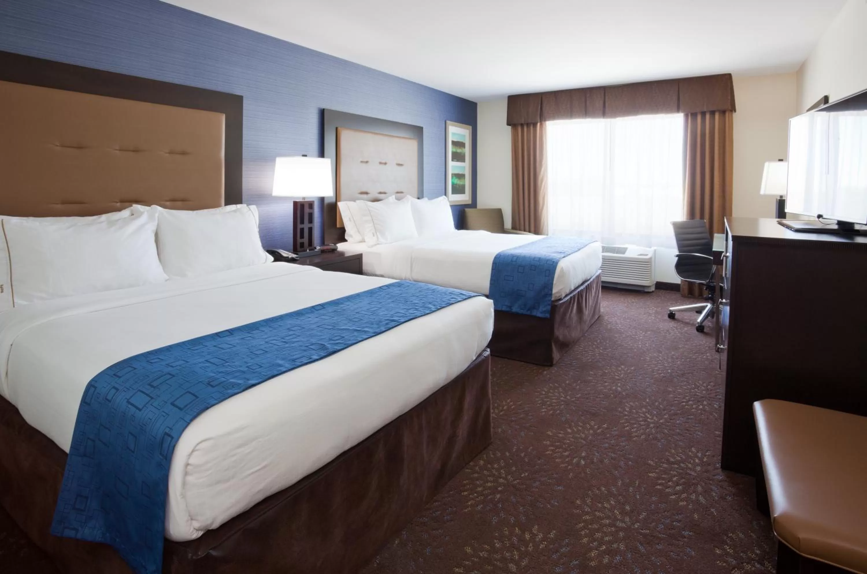 Photo of the whole room, Bed in Holiday Inn Express & Suites Fort Dodge by IHG