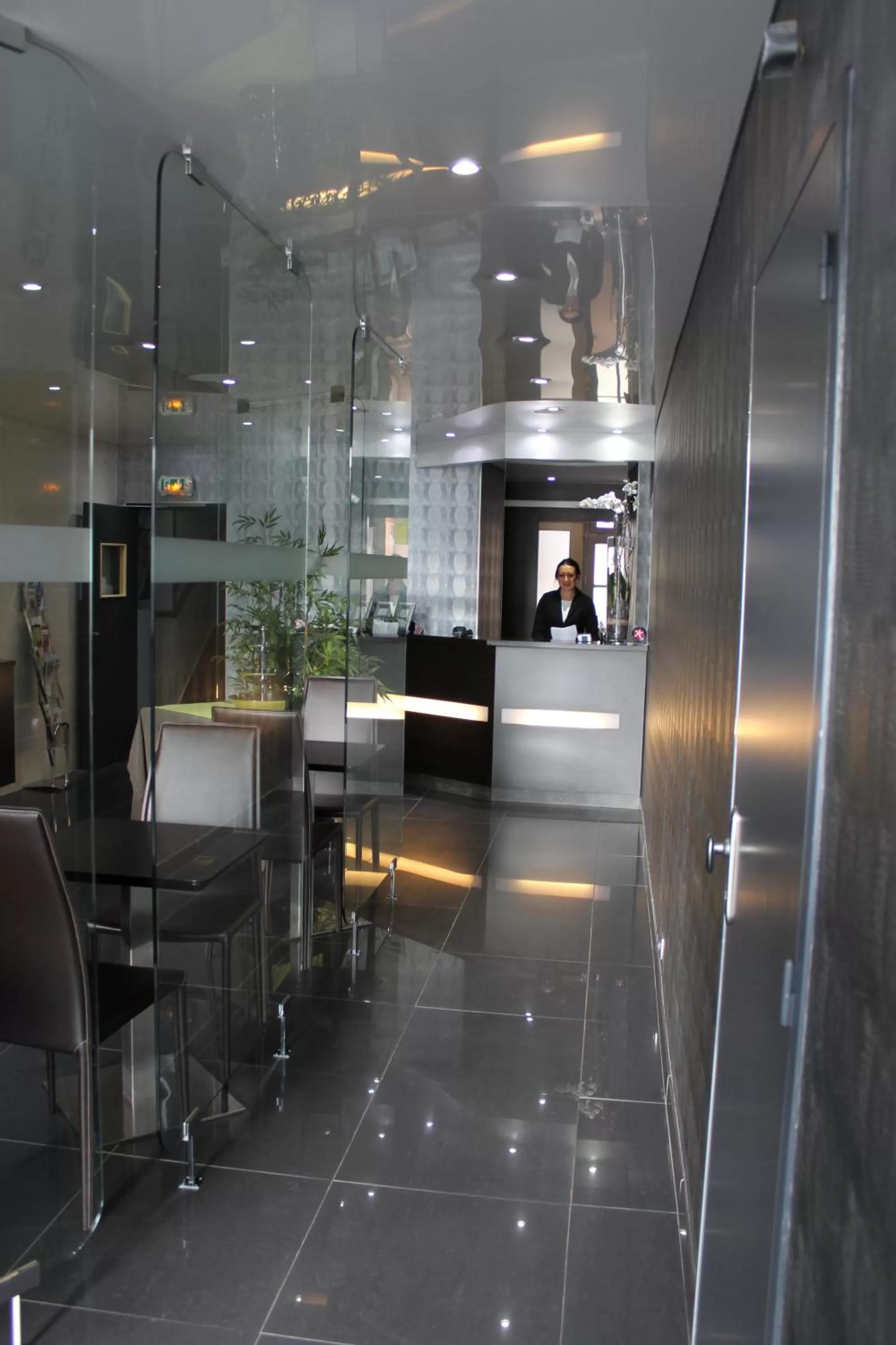 Lobby or reception in Hotel The Originals du Grand Monarque Nantes Gare