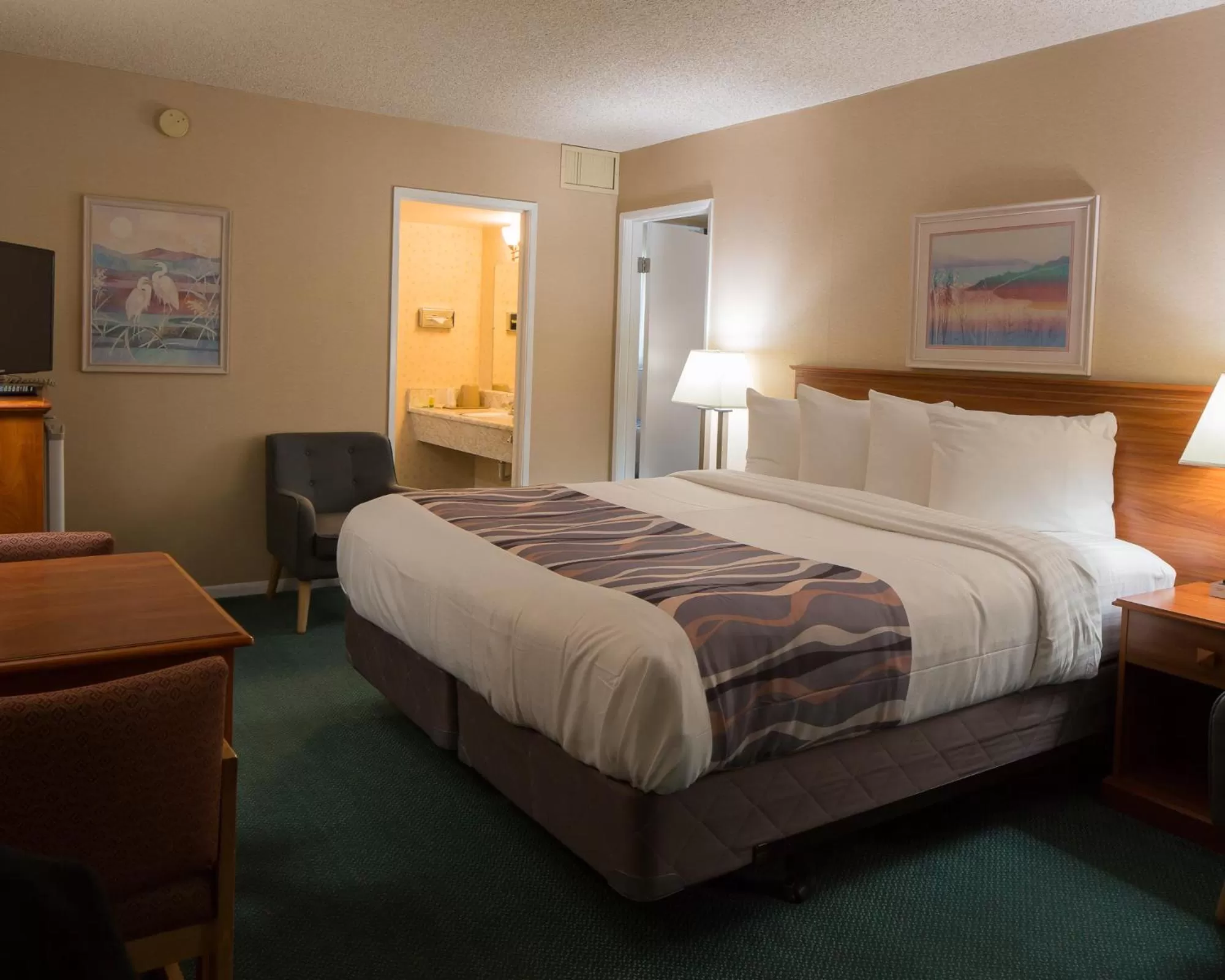 Bed in Dunsmuir Inn & Suites Dunsmuir