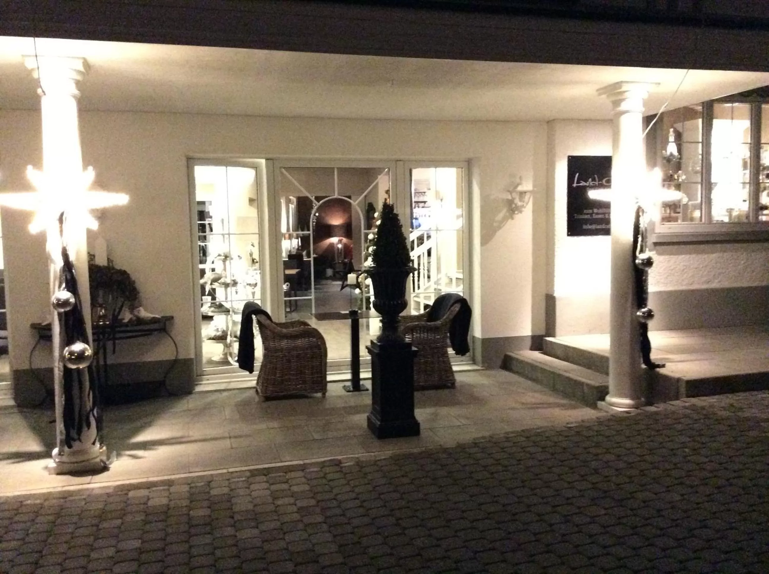 Property building in Landcafe mit Mini Hotel