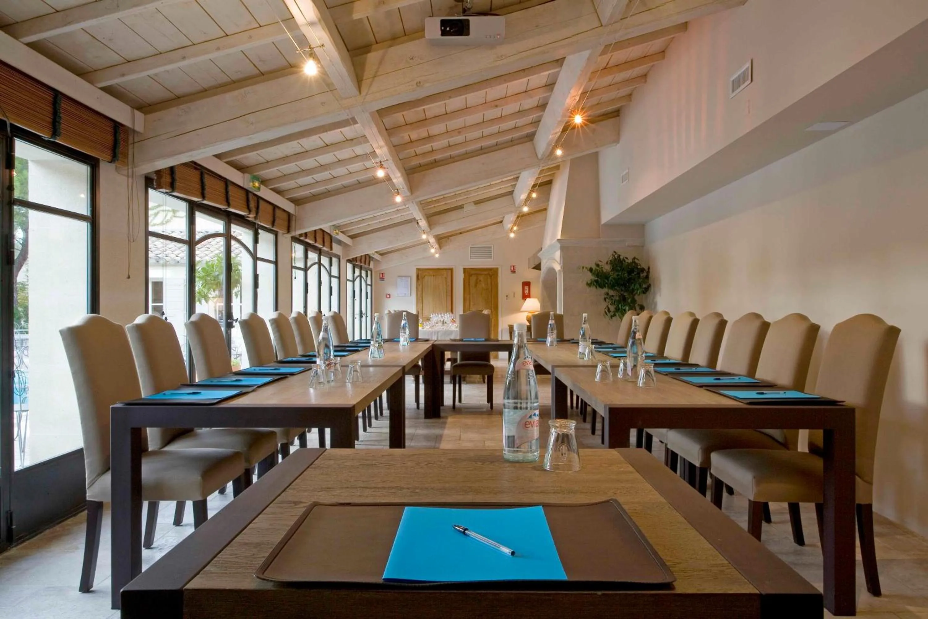 Business facilities in Benvengudo