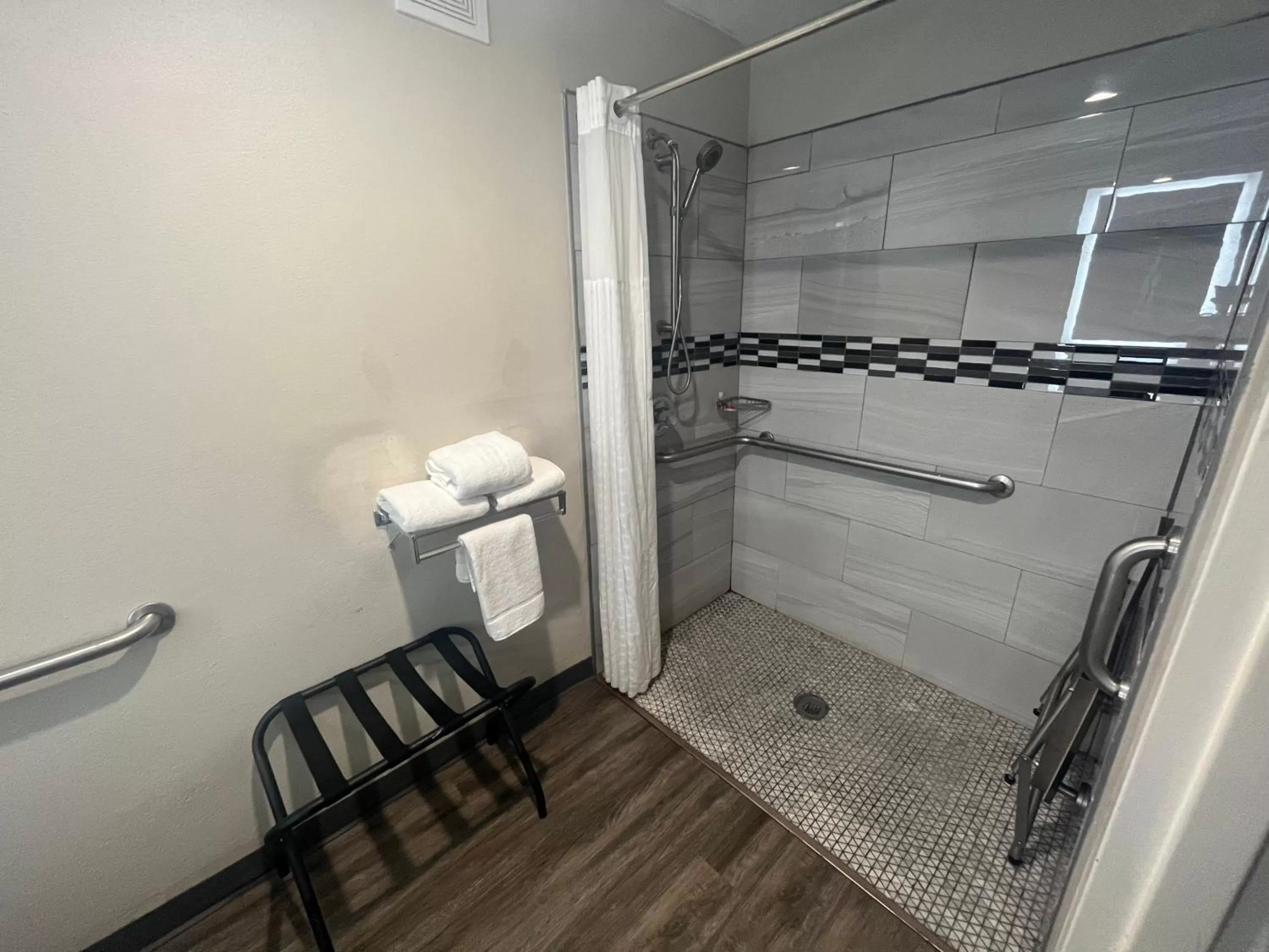 Shower in Econo Lodge Inn & Suites Murfreesboro Shopping District