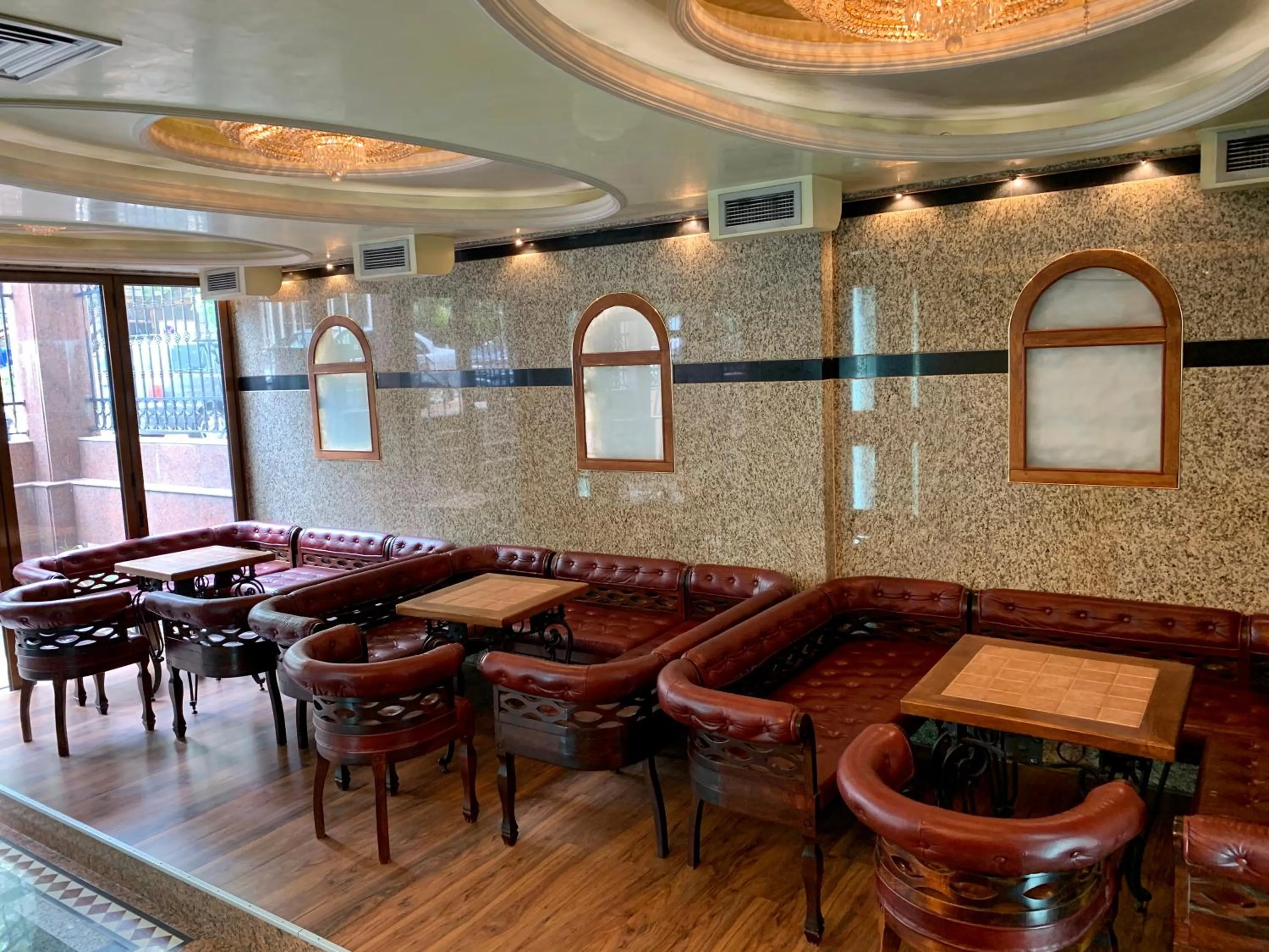 Communal lounge/ TV room in California Hotel