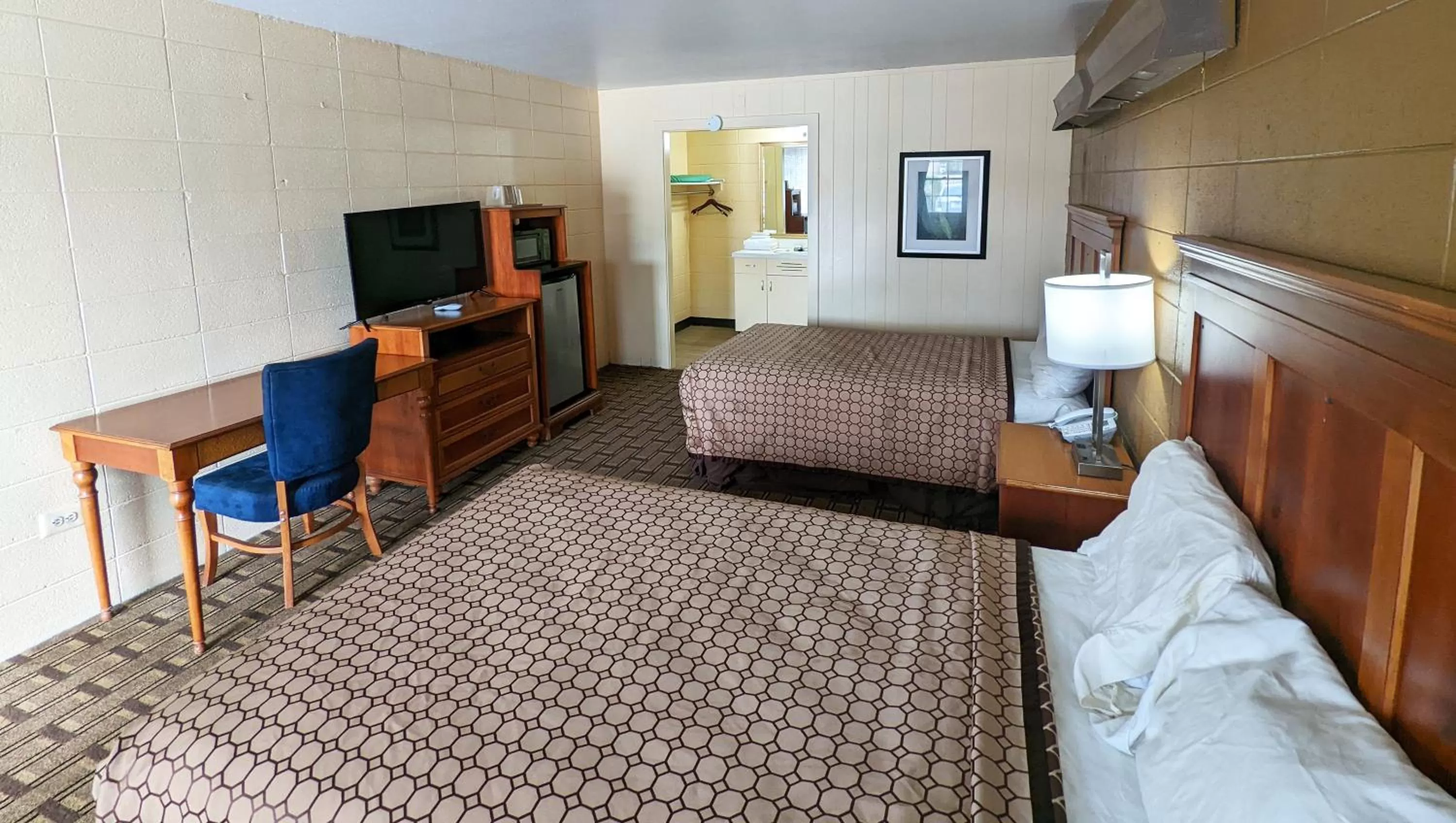 Photo of the whole room, Bed in M Star Hotel Cleveland