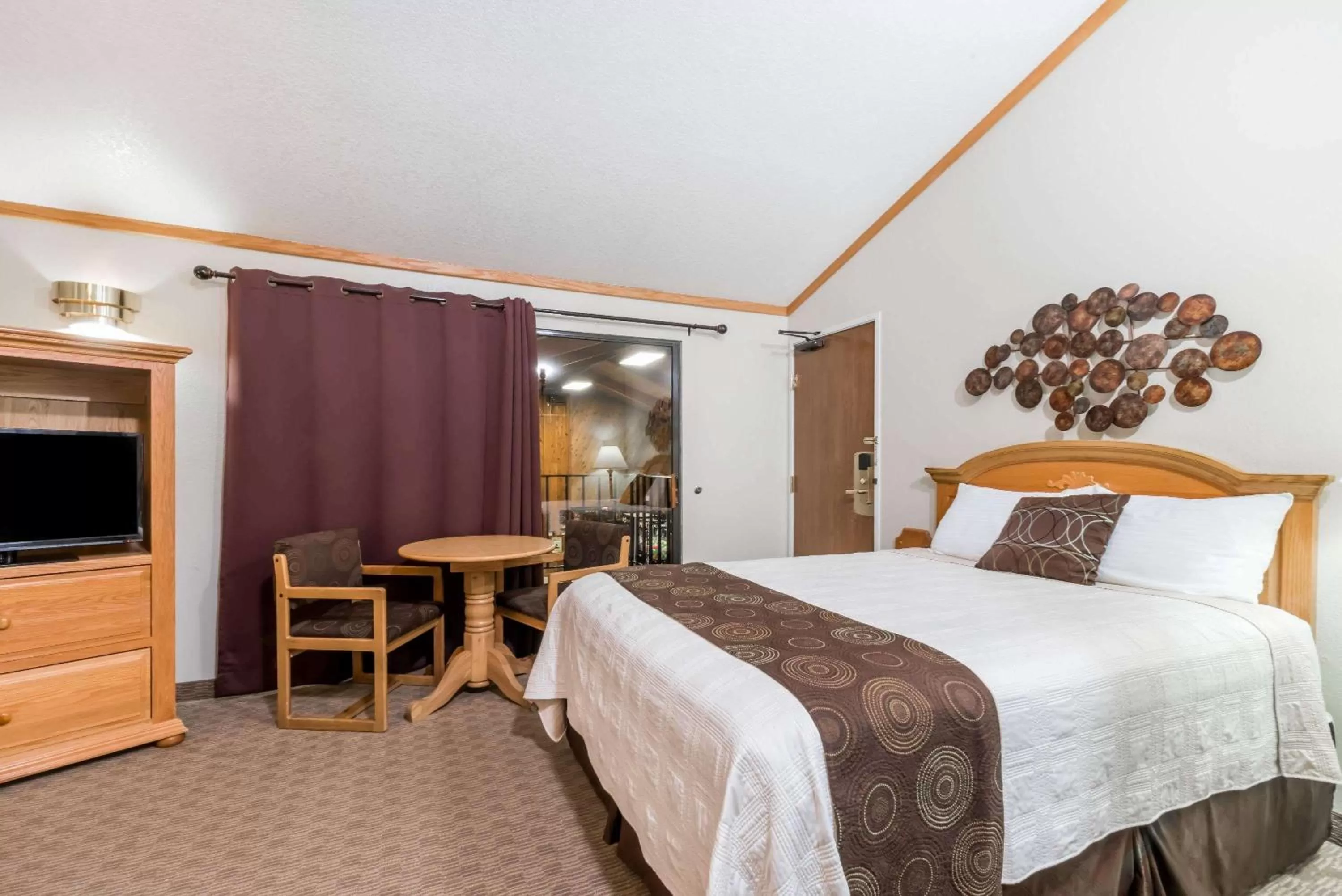 Photo of the whole room, Bed in Super 8 by Wyndham Deadwood Black Hills Area