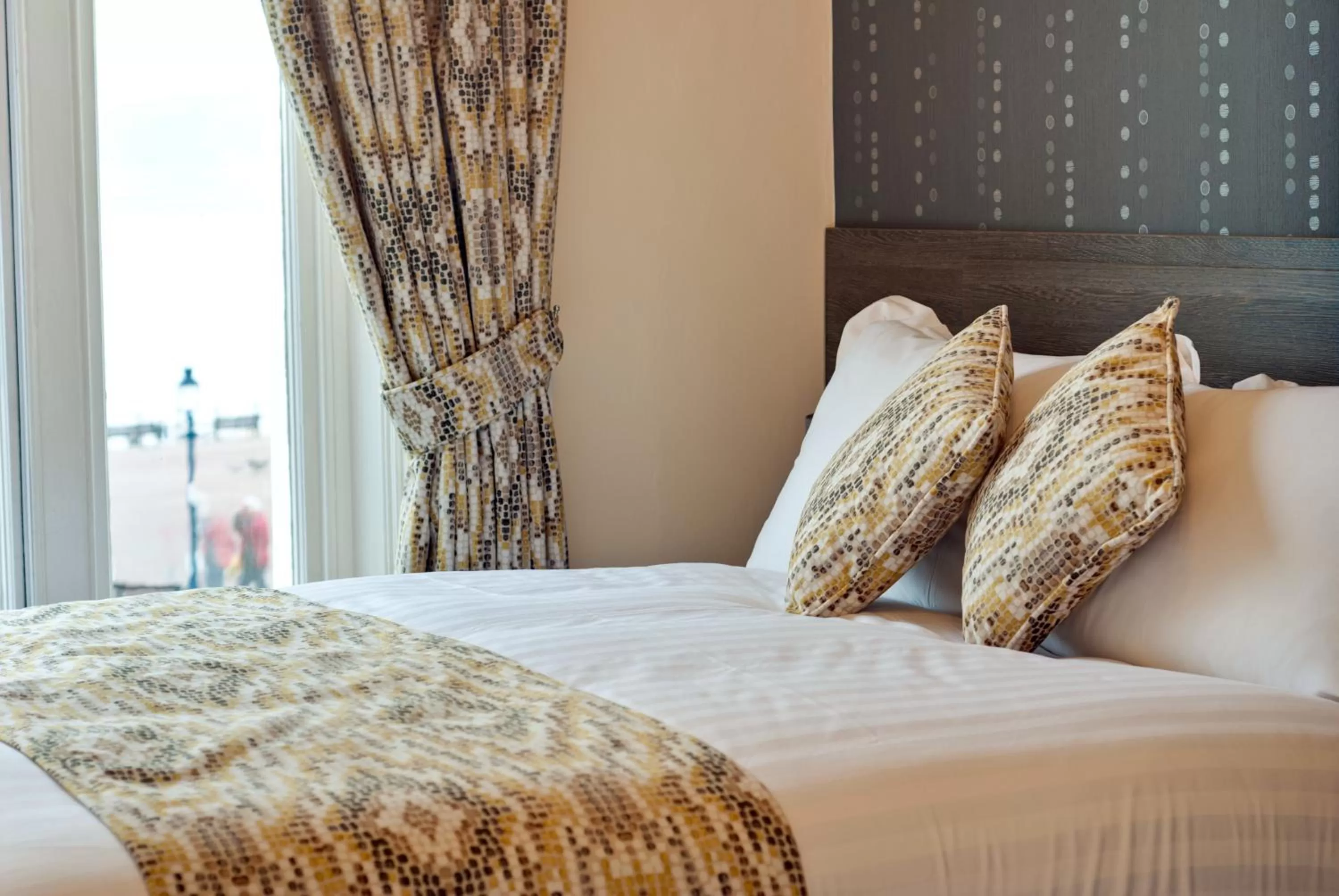 Bed in Lauriston & Lawton Court Hotel