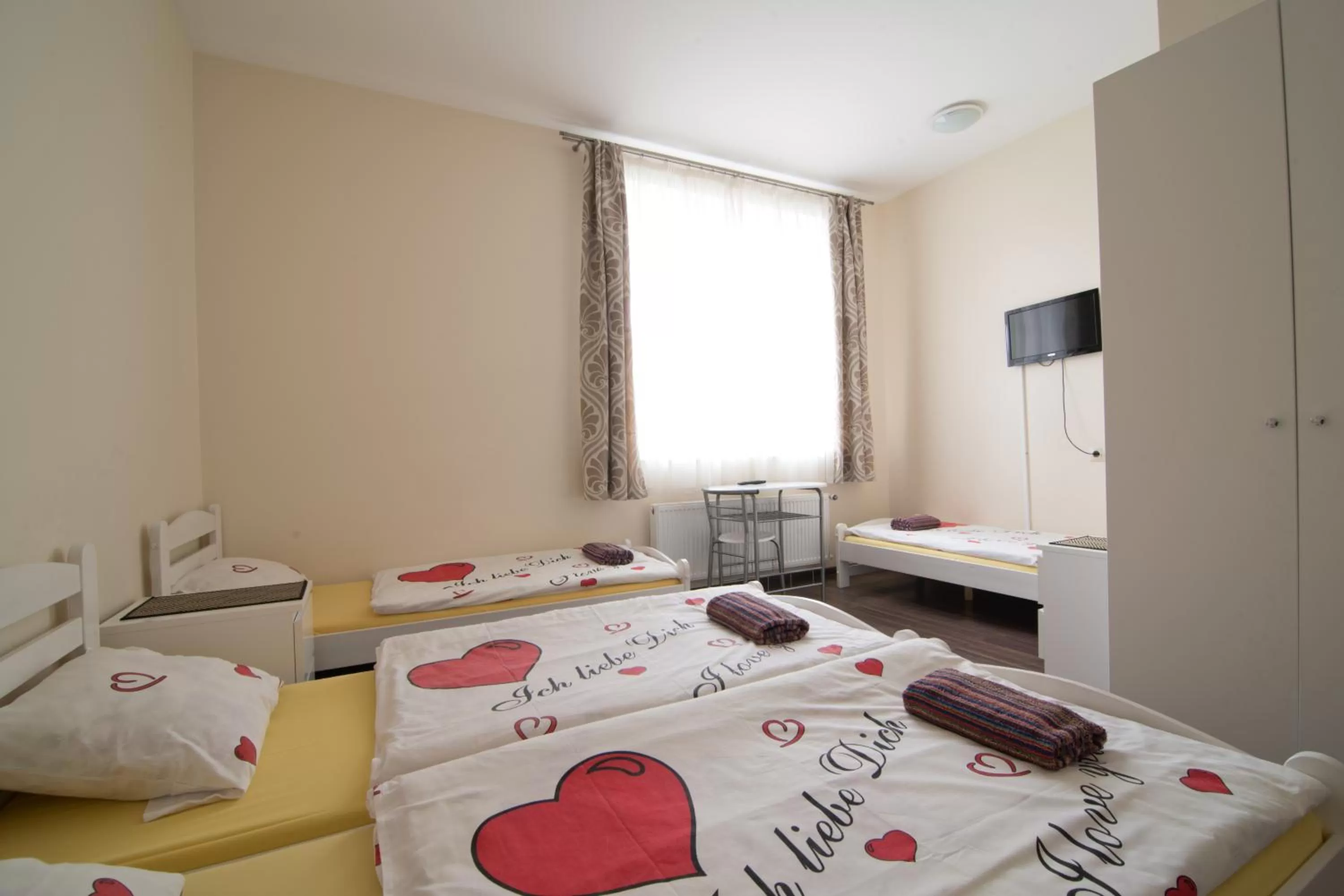 Shower, Bed in Happy Hotel