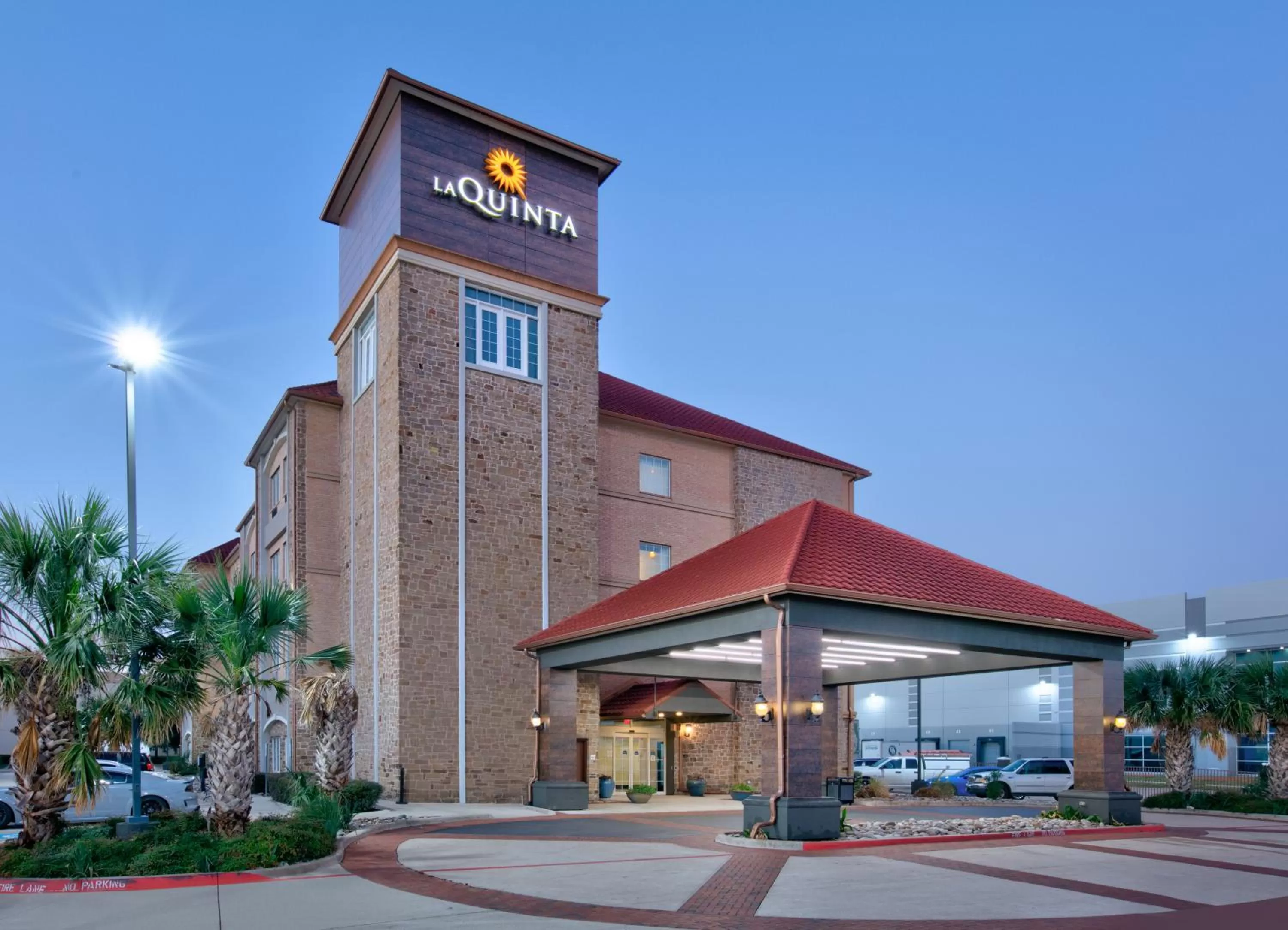 Property building in La Quinta Inn & Suites by Wyndham South Dallas - Hutchins