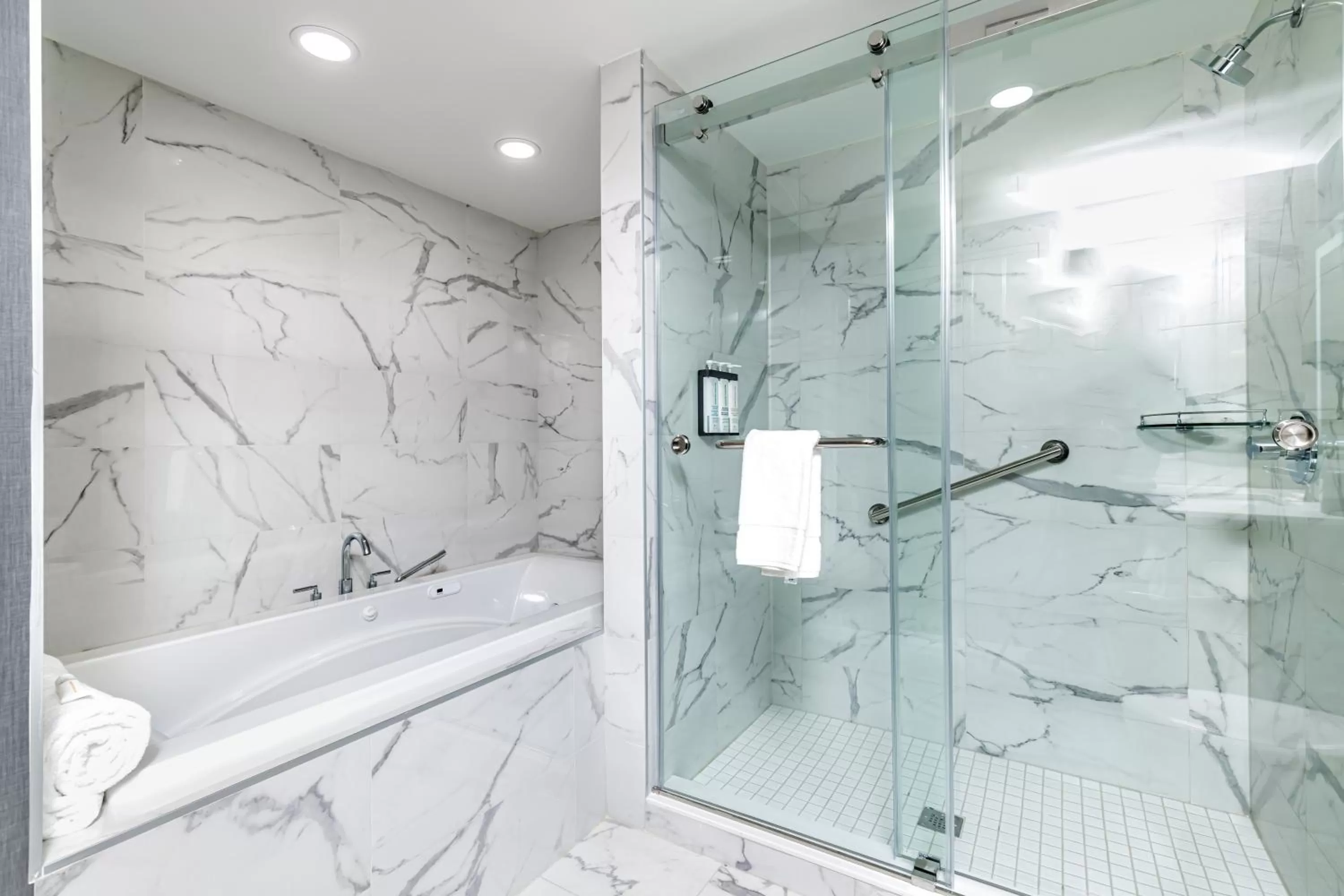 Shower in Hyatt Place Toronto-Brampton