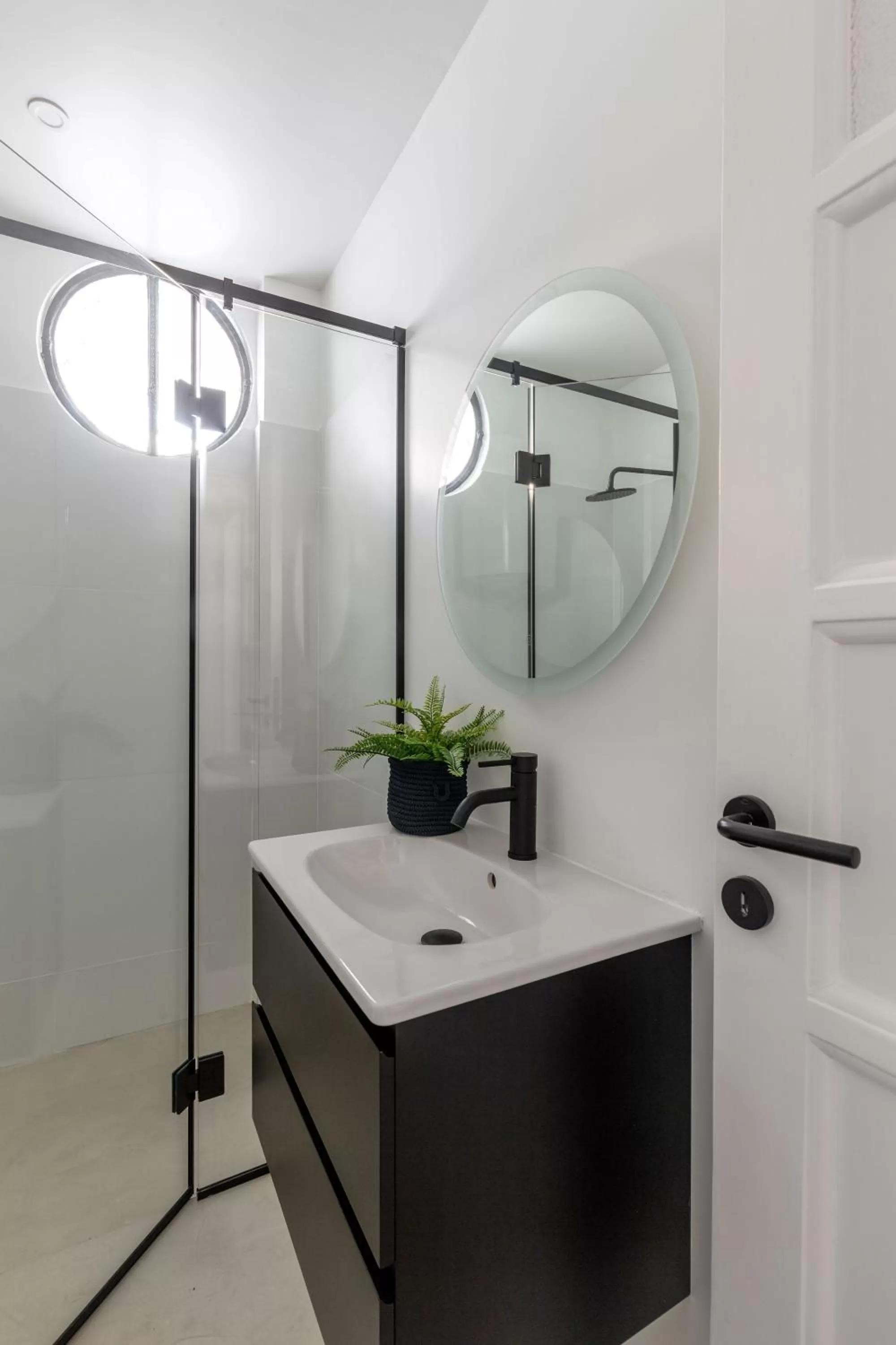 Shower, Bathroom in ZOIA The Met by UPSTREET