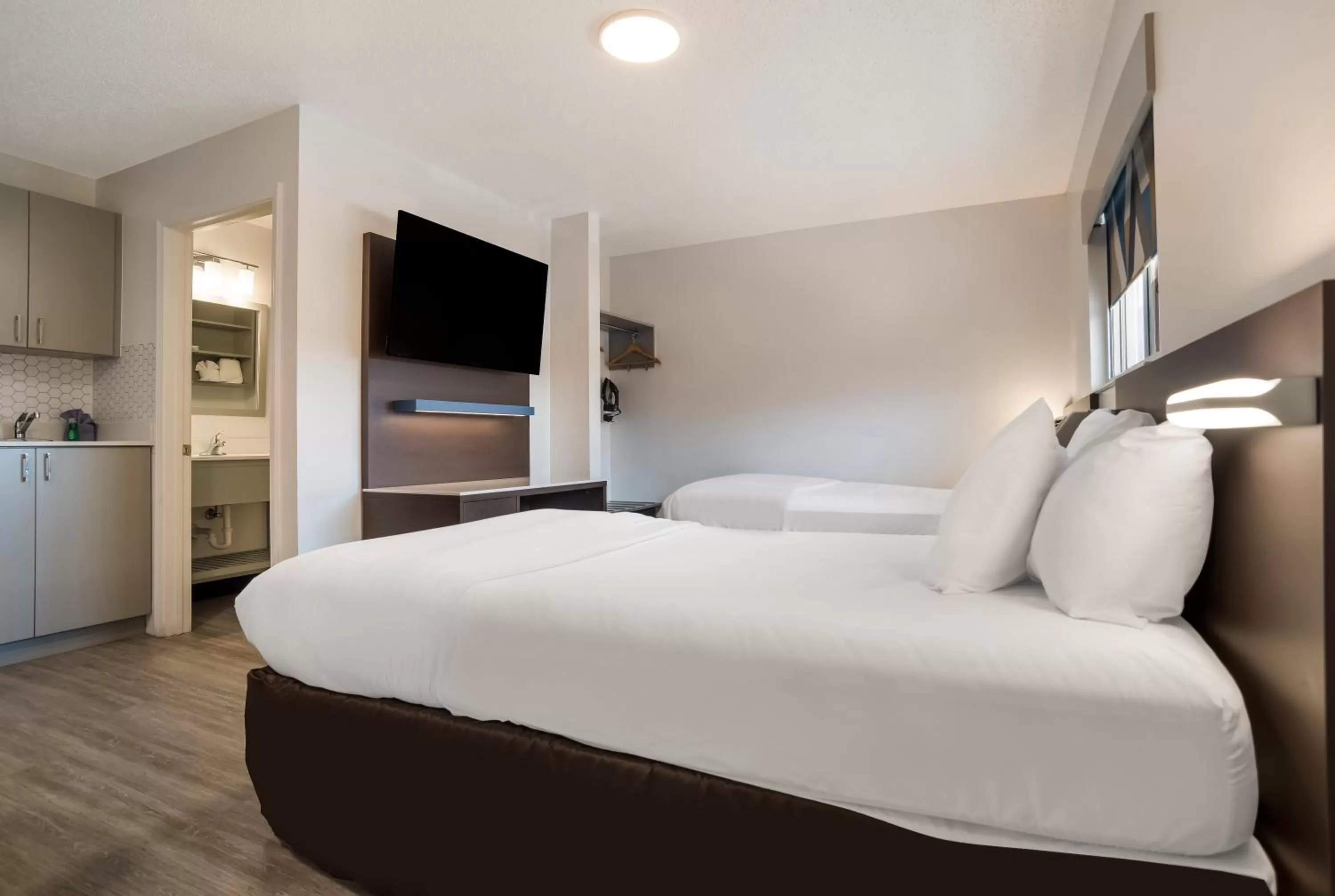 Photo of the whole room, Bed in Suburban Studios Biloxi North Area