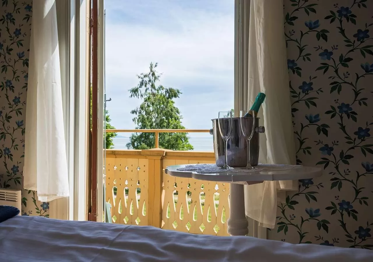 Balcony/Terrace, Bed in Hotel Bellevue