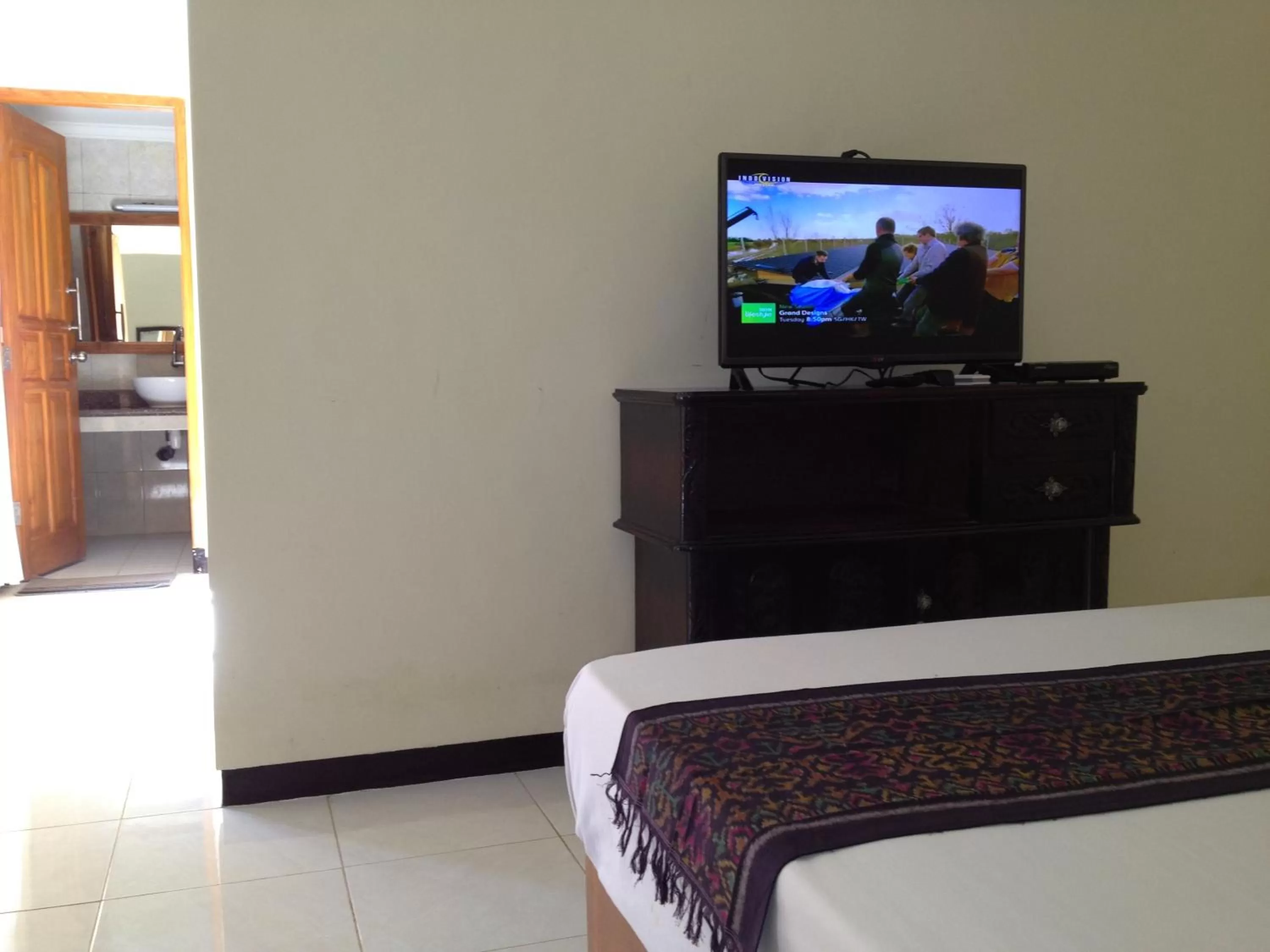 Bedroom, TV/Entertainment Center in Astina Hotel