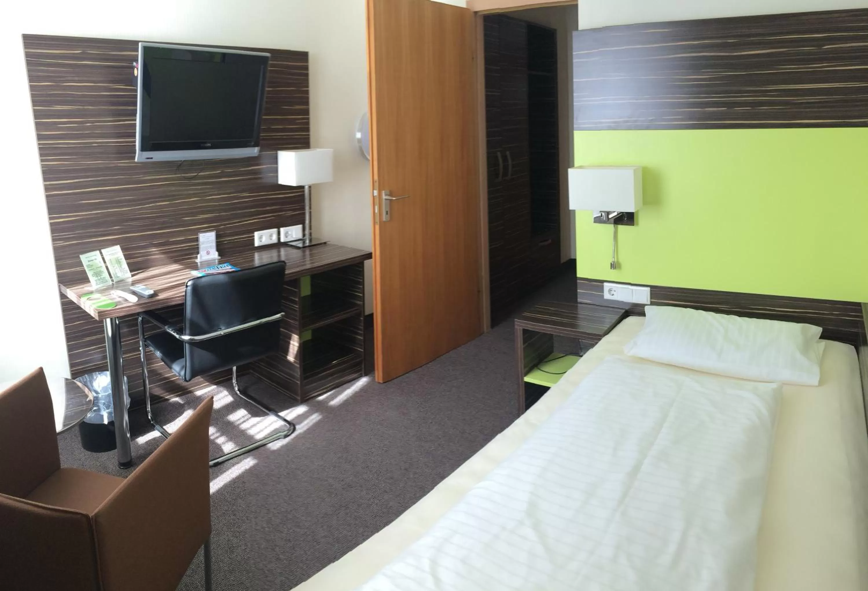 Photo of the whole room, TV/Entertainment Center in Behringers City Hotel Nürnberg