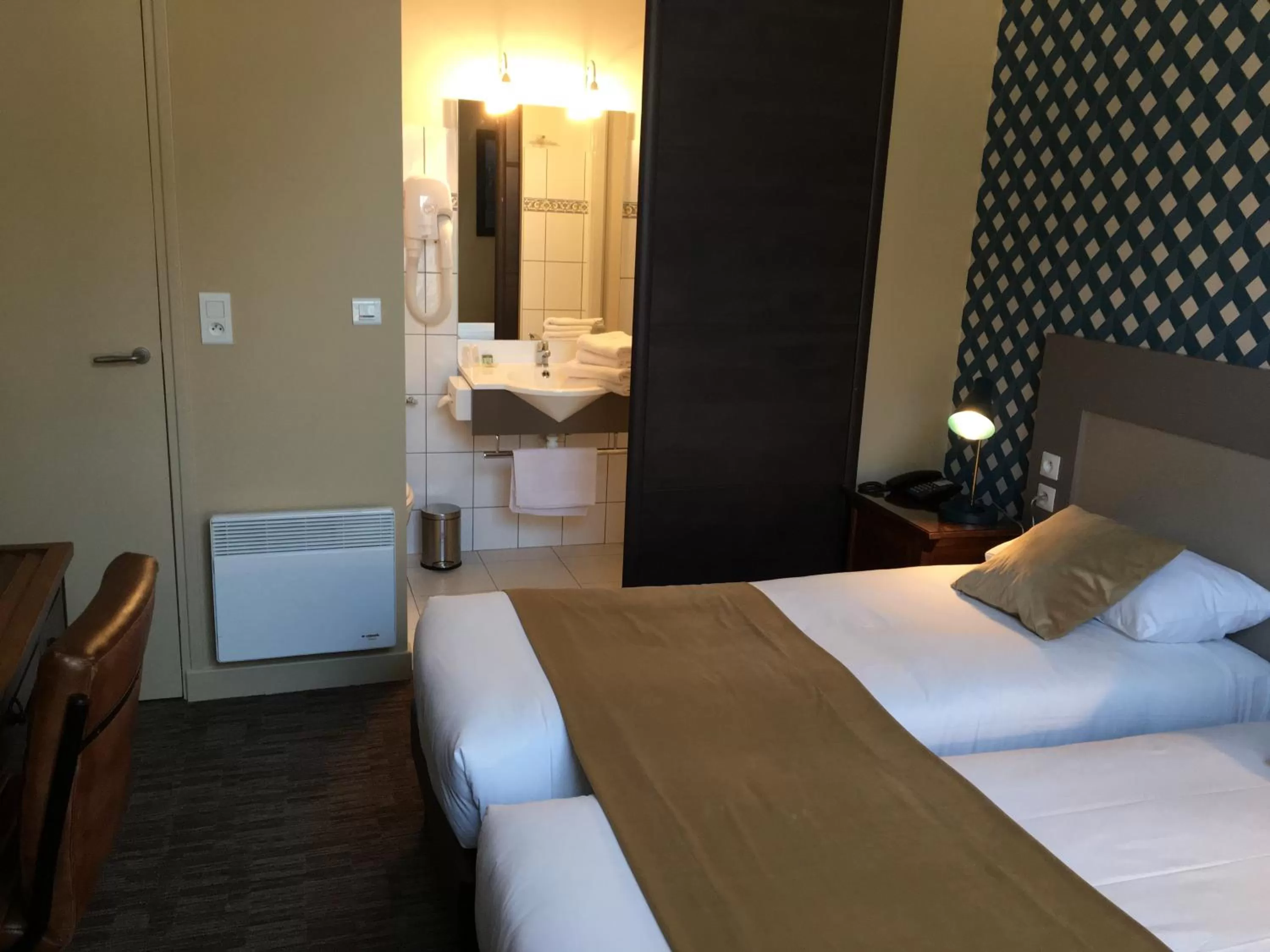 Bed in Logis Hôtel Le Vert Galant