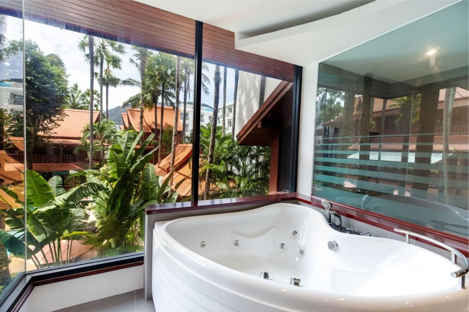 Bathroom in Royal Phawadee Village Patong - 2 Minutes walk to the beach
