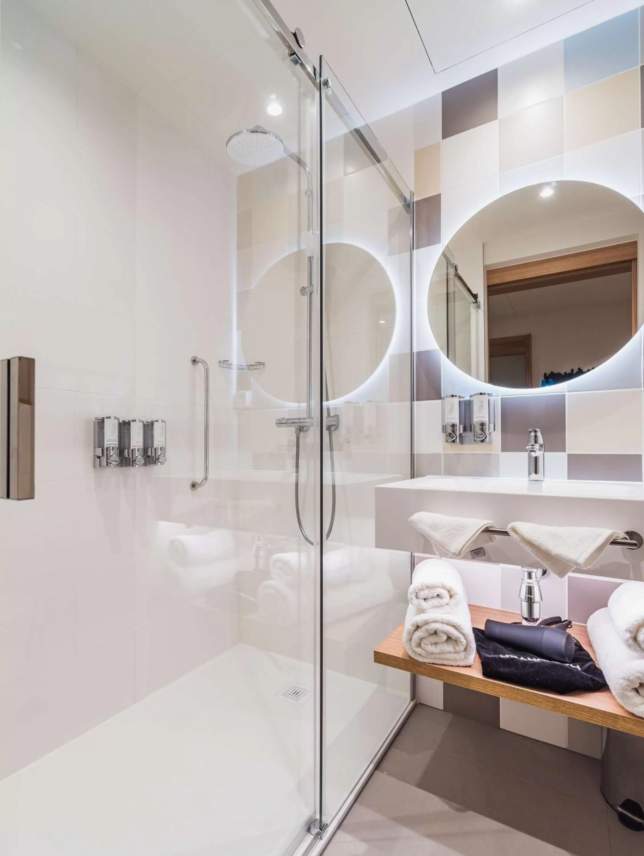 Shower, Bed in Hampton by Hilton Łódź City Center