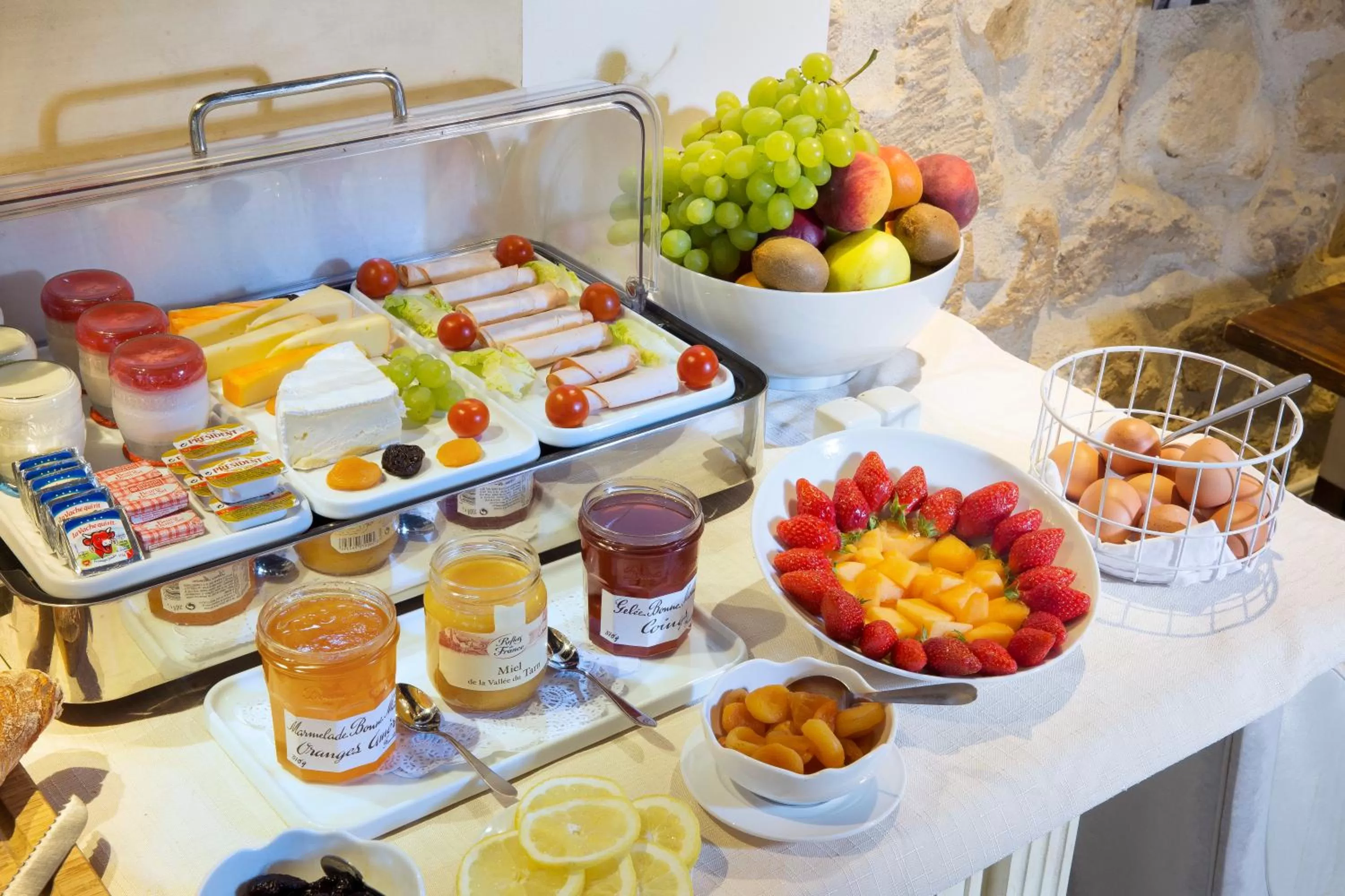 Food and drinks in Lion d'Or Paris Hotel