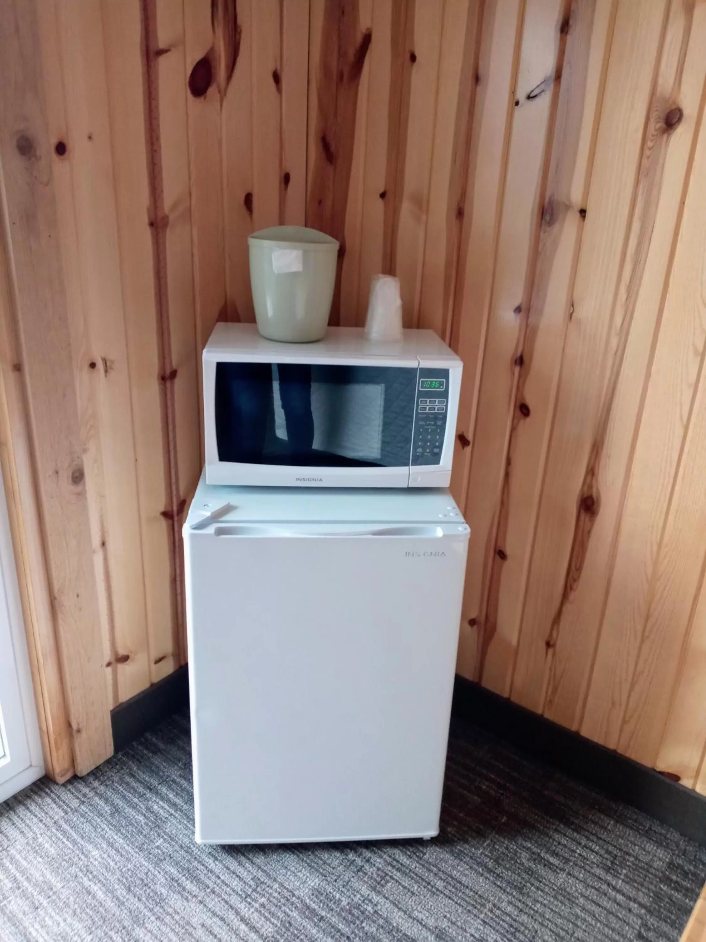 minibar, Kitchen/Kitchenette in Cliff Dweller on Lake Superior