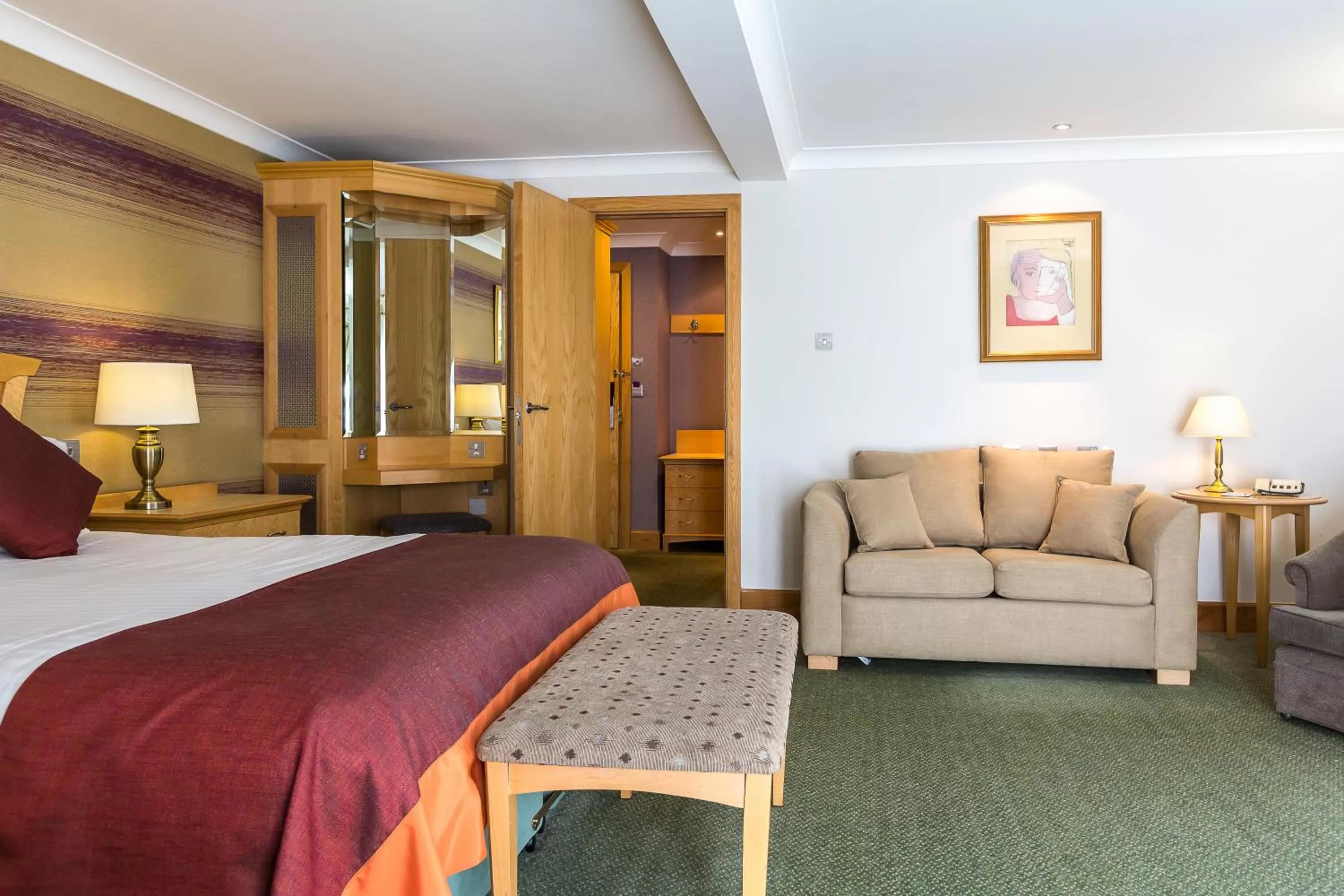 Living room, Bed in Hellidon Lakes Hotel